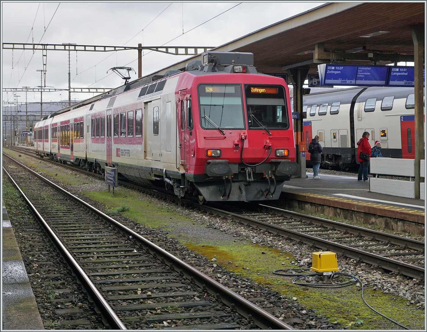 Schön in der Fremde alte Bekannte anzutreffen: in Lenzburg begegnete mir der ehemalige TRAVYS RBDe 560 385, der mit SBB Beschriftung weiterhin in der TRAVYS Farbgebung für eine angenehme Abwechslung sorgt.

6. Dez. 2024
