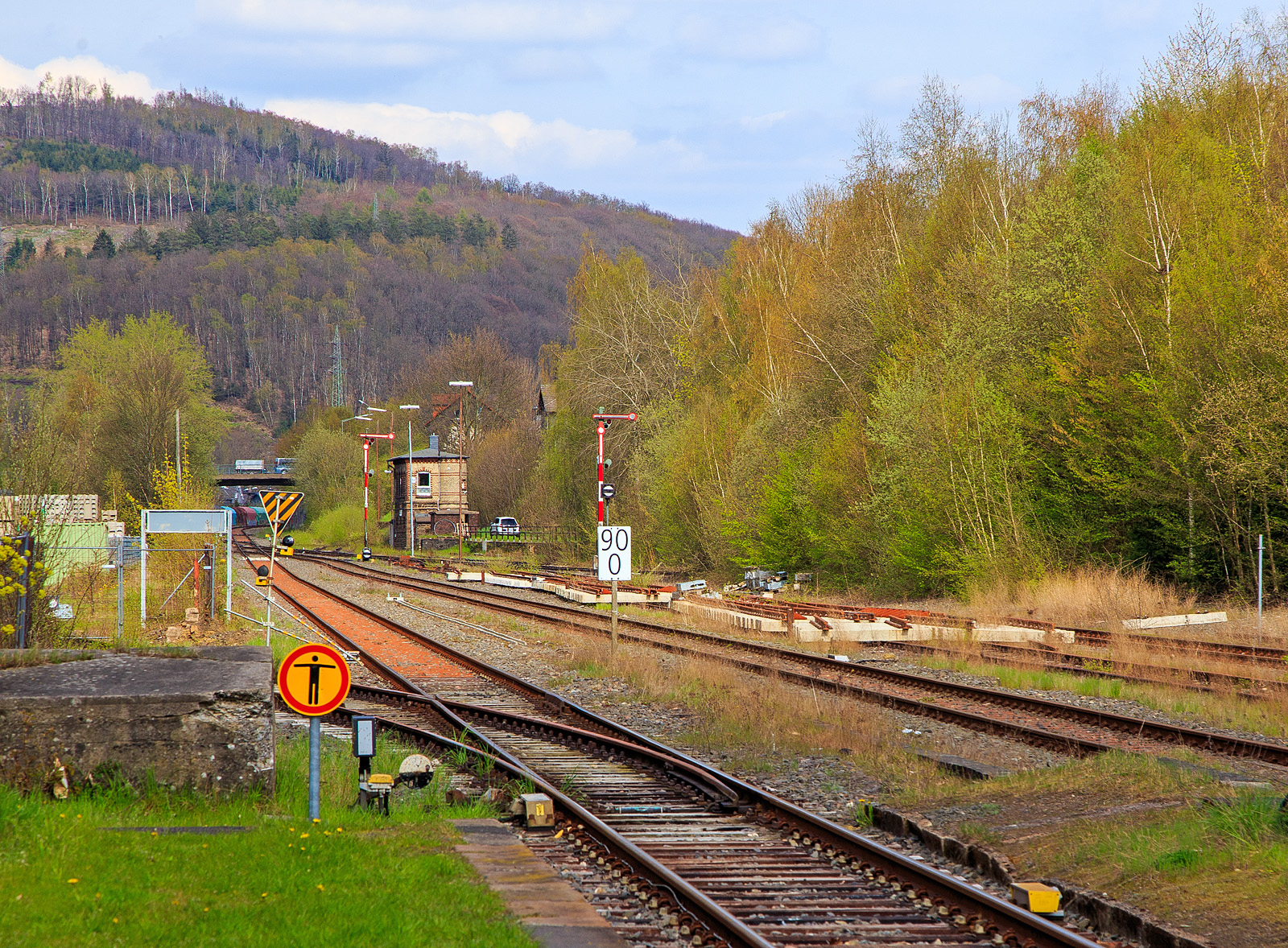 Schon sehr traurig seit über 2 Jahren liegen die Weichen im Bahnhof Herdorf, auf Gleis 3, herum. Hier am 27.02.2023. 2021 gab es auch mal für ein paar Tage einen Streckenunterbruch mit SEV, nur Bauarbeiten fanden nicht statt. 

Solange hier in der Region so gewirtschaftet wir brauch man hier wahrhaft kein 49,- Euro-Ticket. Wobei ja zurzeit die Strecke immer noch, wegen dem Felssturz beim Hp Königsstollen, unterbrochen ist.

Vielleicht ist ja der Gedanke der Zerschlagung der Deutsche Bahn in die Sparten „Transport“ sowie Schienennetz und Infrastruktur“ keine schlechte Idee.