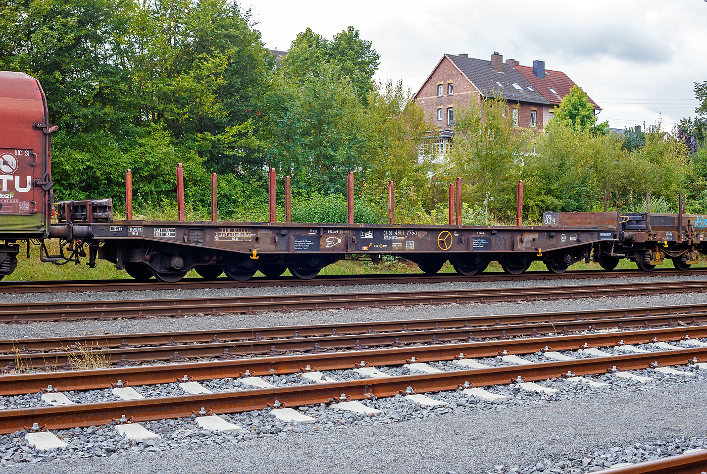Sechsachsiger Drehgestell-Flachwagen mit Einsteck-Rungen, Stirnwandklappen und klappbaren Ladeschwellen, jedoch ohne Seitenwandklappen, 31 80 4861 775-3 D-DB, der Gattung Samms 710, der DB Cargo AG, abgestellt am 10 September 2024 im Zugverband, auf dem KSW Rbf in Herdorf (Betriebsstätte Freien Grunder Eisenbahn - NE 447). Aufnahme vom öffentlichen Geh- und Radweg.

Zwischen 1964 und 1977 beschafft die DB insgesamt 3.850 Drehgestell-Flachwagen für die Beförderung schwerer Walzprofile, Brammen, oder anderer sperriger Güter, sowie schwerer Kettenfahrzeuge.

Der Wagen hat pro Längsseite sechs Einsteckrungen und je zwei Fallrungen an den Stirnseiten, die die 435 mm hohen, umklappbaren Stirnwandklappen sichern. Im mit Kiefernbohlen bedeckten Fußboden (er kann einen Raddruck bis 5,0 Tonnen aufnehmen) sind sechs geteilte, klappbare Ladeschwellen integriert. Für die Be- und Entladung schwerer Fahrzeuge sind an den Wagenenden Stützböcke und Überfahrkonsolen vorhanden. Der Wagen dient mit aufgeklappten Ladeschwellen zur Beförderung von schweren Walzprofilen und anderen sperrigen Gütern. Die max. Tragfähigkeit der Wagen beträgt 89,5 t.

Die Wagenbrücke ist eine in Rahmenbauweise ausgeführte Schweißkonstruktion, deren Hauptbauteile aus St 52 bestehen. Die Hauptbelastungen werden von den äußeren Langträgern aus IP 550 aufgenommen. Die Pufferträger sind so ausgebildet, dass später ohne große Änderungen die AK eingebaut werden kann.

Die bodenbedienbare Feststellbremse wirkt nur auf ein Drehgestell. Der Wagen hat eine geteilte Zugeinrichtung und Hochleistungspuffer.

TECHNISCHE DATEN:
Gattung: Samms 710 (Gattungskennzahl 4861)
Spurweite: 1.435 mm (Normalspur)
Länge über Puffer: 16.400 mm
Drehzapfenabstand: 8.400 mm
Radsatzstand in den Drehgestellen: 2 x 1.700 mm = 3.400 mm
Raddurchmesser: 920 mm (neu)
Drehgestell-Bauart: DB Bauart 710 (nach Zeichnung 17 026 LHB)
Ladelänge: 15.000 mm
Ladebreite: 2.560 mm
Fußbodenhöhe über SO: 1.300 mm
Ladefläche: 45,7 m²
Eigengewicht: 30.500 kg
Zuladung bei Lastgrenze S: 74,5 t (ab Streckenklasse D), DB CE 89,5 t 
Max. Geschwindigkeit: 100 km/h (beladen) / 120 km/h (leer) 
Kleinster Gleisbogenhalbmesser: R 80 m
Bauart der Bremse: KE-GP (LL)
Bremssohle: IB116
Handbremse: Fbr
Intern. Verwendungsfähigkeit: RIV

Bedeutung der Gattungsbezeichnung (Samms) :
S = Flachwagen mit Drehgestellen in Sonderbauart
a = mit sechs Radsätzen (2 Drehgestelle mit je 3 Radsätzen)
mm = Ladelänge unter 18 m (bei sechs o. mehr Radsätzen)
s = beladen zugelassen für Züge bis 100 km/h
