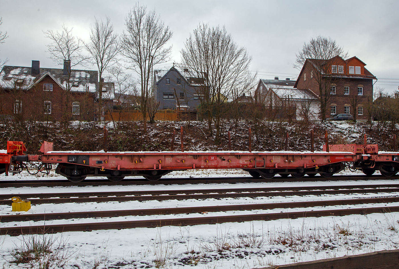 Sechsachsiger Drehgestell-Flachwagen, mit Rungen, Stirnwandklappen und klappbaren Ladeschwellen, jedoch ohne Seitenwandklappen, 31 80 4852 154-2 D-DB, der Gattung Samms 489, der DB Cargo AG, abgestellt am 23.01.2013  im Zugverband, auf dem KSW Rbf in Herdorf (Betriebsstätte Freien Grunder Eisenbahn - NE 447).

Der Wagen wurde 2008 von Tatravagonka a.s. in Poprad (Slowakei) gebaut. Zusammen mit Stahlkunden entwickelt die DB Schenker im Jahre 2007 einen neuen Flachwagen, der auf die Bedürfnisse der Branche noch besser eingeht. Gebaut wurden sie von dem slowakischen Hersteller Tatravagonka Poprad.

Der Wagen dient mit aufgeklappten Ladeschwellen zur Beförderung von schweren Walzprofilen und anderen sperrigen Gütern. Mit eingeklappten Ladeschwellen, also mit ebener Ladeebene, eignet er sich auch zum Transport schwerer Kettenfahrzeuge. Für das Be- und Entladen solcher Fahrzeuge sind befahrbare Stirnwandklappen vorhanden. Die Wagenbrücke ist eine in Rahmenbauweise ausgeführte Schweißkonstruktion, deren Hauptbauteile aus S355J2 (St 52) bestehen. Die Hauptbelastungen werden von den äußeren Langträgern aufgenommen. Das Kopfstück und Untergestell sind so ausgebildet, dass später ohne große Änderungen die AK eingebaut werden kann. Der Fußboden besteht aus Kiefernbohlen mit den Abmessungen 70 x 200 mm; er kann eine Radlast von 5,0 t aufnehmen. Im Fußboden sind 6 geteilte klappbare Ladeschwellen eingebaut, ebenso 6 Zurrpunkte je Längsseite. An den Außenlangträgern sind 26 Bindeösen angebracht.

Das Fahrzeug hat auf jeder Längsseite 6 Einsteckrungen und 6 zusätzliche Rungenschächte, wodurch eine variable Platzierung der Rungen ermöglicht wird (anders als bei den Vorgänger-Modellen). An jeder Stirnseite gibt es je 2 versenkbare Rungen (Fallrungen). Die Stirnwände sind umklappbar.

Die Tragfähigkeit konnte im Vergleich zu anderen Wagen der Bauart Samms 189 auf 105,5 Tonnen gesteigert werden, weshalb bis zu 20 Prozent Wagenresourcen eingespart und die Transportkette optimiert werden kann. Durch den Einsatz der Kunststoff-Bremssohle (Cosind 810) fährt der Wagen lärmreduziert.

TECHNISCHE DATEN:
Gattung: Samms 489 (Gattungskennzahl 4852)
Spurweite: 1.435 mm (Normalspur)
Länge über Puffer: 16.400 mm
Drehzapfenabstand: 9.150 mm
Radsatzstand in den Drehgestellen: 2 x 1.700 mm = 3.400 mm
Raddurchmesser: 920 mm (neu)
Drehgestell-Typ: BA 714.3
Ladelänge: 15.000 mm
Ladebreite: 2.630 mm (zwischen den Rungen)
Fußbodenhöhe über SO: 1.300 mm
Ladefläche: 46 m²
Eigengewicht: 29.400 kg
Zuladung bei Lastgrenze S: 75,5 t (ab Streckenklasse D)
Zuladung auf DB Netz ab Streckenklasse CE: 90,5 t (max.100 km/h)
Max. Zuladung: 105,5 t (bauartspezifische Tragfähigkeit)
Max. Geschwindigkeit: 100 km/h (beladen) / 120 km/h (leer)
Kleinster Gleisbogenhalbmesser: 75 m
Bauart der Bremse: KE-GP-A (K) max. 88 t
Bremssohle: Cosid 810
Handbremse: Ja
Internationale Verwendungsfähigkeit: TEN-GE
