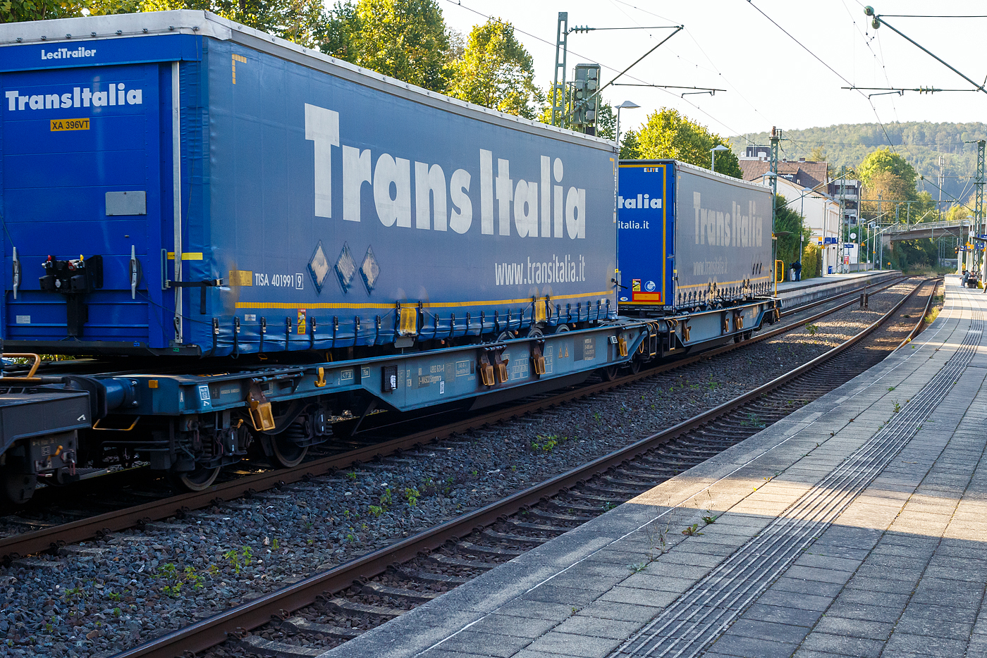 Sechsachsiger Gelenk-Taschenwagen (Doppeltaschenwagen T2000), 37 80 4993 624-8 D-WASCO, der Gattung Sdggmrs T2000, der der WASCOSA AG, am 17 September 2024 im Zugverband bei der Durchfahrt im Bahnhof Kirchen (Sieg), hier beladen mit zwei Sattelanhängern (Trailer).

Diese Wagen vom Typ T2000 wurde 2009 von Tatravagónka a.s. in Poprad (Slowakei) gebaut, die Entwicklung und Konstruktion ist von der Ferriere Cattaneo SA in Giubiasco (Schweiz). Baugleiche Wagen sind u.a. auch für die DB Cargo AG, bezeichnet als Sdggmrs 736, unterwegs. Sie sind aber auch bei anderen Halteren im Einsatz, wie z.B. bei der AAE heute VTG als Sdggmrs(s) Megapack (T2000), VTG-Typ T72.104D bezeichnet.

Die Wagen dienen dem Transport von jeweils zwei Sattelaufliegern von maximal 13.600 mm Länge. Jede Wagenhälfte verfügt über einen in Längsrichtung verschiebbaren Stützbock zur Aufnahme von Sattelanhänger mit einem Gesamtgewicht von bis zu 40t. Die Sattelanhänger werden mit Hilfe von Radvorlegern (4 je Wagenhälfte) festgelegt. Für die Beförderung von Containern oder Wechselbehältern bis zu 2 × 45 Fuß, verfügen die Wagen über 20 klappbare, und zum Teil auch verschiebbare Containerzapfen. Für lange Wechselbehälter gibt es eine Mittenunterstützung.

TECHNISCHE DATEN:
Spurweite: 1.435 mm (Normalspur)
Länge über Puffer: 34.200 mm
Drehzapfenabstand: 2 x 14.200 mm
Achsabstand in den Drehgestellen: 1.800 mm
Laufraddurchmesser: 920 mm (neu) / 860 mm (abgenutzt)
Drehgestelle:  1 x Y25 Ls(s)i – k / 2 x Y25 Ls(s)if-k
Radsätze: BA 318
Eigengewicht: 34.580 kg
Max. Zuladung bei Lastgrenze S: 100,4 t (ab Streckenklasse D)
Max. Geschwindigkeit: 100 km/h (bei Lastgrenze S) / 120 km/h (leer)
Kleinster befahrbarer Kurvenradius: R 75 m (R 150 m im Zugverband)
Bremse: 2 x KE-GP-A (K)
Bremssohle: Jurid 816M (K-Sohle)
Handbremse: am mittleren Drehgestell
Intern. Verwendungsfähigkeit: TEN-GE / G1