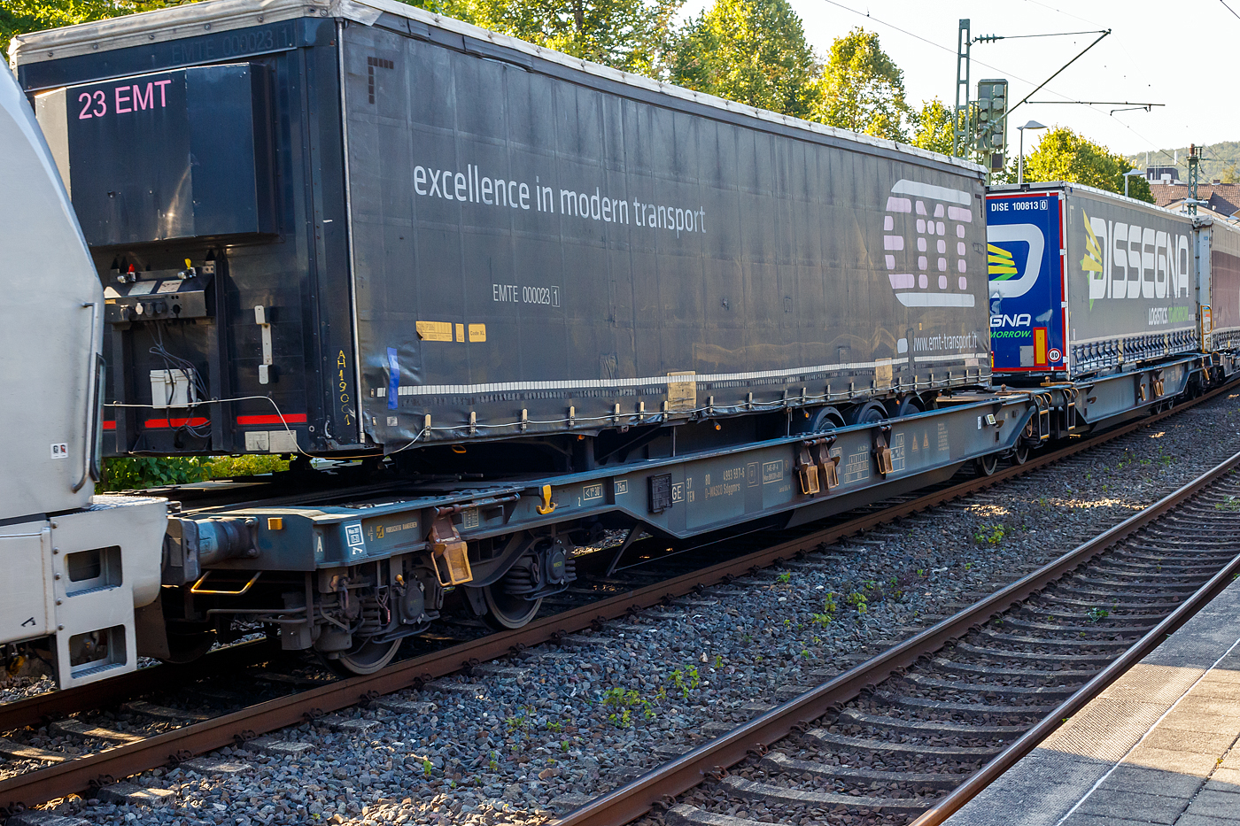 Sechsachsiger Gelenk-Taschenwagen (Doppeltaschenwagen T2000), 37 80 4993 597-6 D-WASCO, der Gattung Sdggmrs T2000, der der WASCOSA AG, am 17 September 2024 im Zugverband bei der Durchfahrt im Bahnhof Kirchen (Sieg), hier beladen mit zwei Sattelanhängern (Trailer).

Diese Wagen vom Typ T2000 wurde von Tatravagónka a.s. in Poprad (Slowakei) gebaut, die Entwicklung und Konstruktion ist von der Ferriere Cattaneo SA in Giubiasco (Schweiz). Baugleiche Wagen sind u.a. auch für die DB Cargo AG, bezeichnet als Sdggmrs 736, unterwegs. Sie sind aber auch bei anderen Halteren im Einsatz, wie z.B. bei der AAE heute VTG als Sdggmrs(s) Megapack (T2000), VTG-Typ T72.104D bezeichnet.

Die Wagen dienen dem Transport von jeweils zwei Sattelaufliegern von maximal 13.600 mm Länge. Jede Wagenhälfte verfügt über einen in Längsrichtung verschiebbaren Stützbock zur Aufnahme von Sattelanhänger mit einem Gesamtgewicht von bis zu 40t. Die Sattelanhänger werden mit Hilfe von Radvorlegern (4 je Wagenhälfte) festgelegt. Für die Beförderung von Containern oder Wechselbehältern bis zu 2 × 45 Fuß, verfügen die Wagen über 20 klappbare, und zum Teil auch verschiebbare Containerzapfen. Für lange Wechselbehälter gibt es eine Mittenunterstützung.

TECHNISCHE DATEN:
Spurweite: 1.435 mm (Normalspur)
Länge über Puffer: 34.200 mm
Drehzapfenabstand: 2 x 14.200 mm
Achsabstand in den Drehgestellen: 1.800 mm
Laufraddurchmesser: 920 mm (neu) / 860 mm (abgenutzt)
Drehgestelle:  1 x Y25 Ls(s)i – k / 2 x Y25 Ls(s)if-k
Radsätze: BA 318
Eigengewicht: 34.600kg
Max. Zuladung bei Lastgrenze S: 100,4 t (ab Streckenklasse D)
Max. Geschwindigkeit: 100 km/h (bei Lastgrenze S) / 120 km/h (leer)
Kleinster befahrbarer Kurvenradius: R 75 m (R 150 m im Zugverband)
Bremse: 2 x KE-GP-A (K)
Bremssohle: Jurid 816M (K-Sohle)
Handbremse: am mittleren Drehgestell
Intern. Verwendungsfähigkeit: TEN-GE / G1