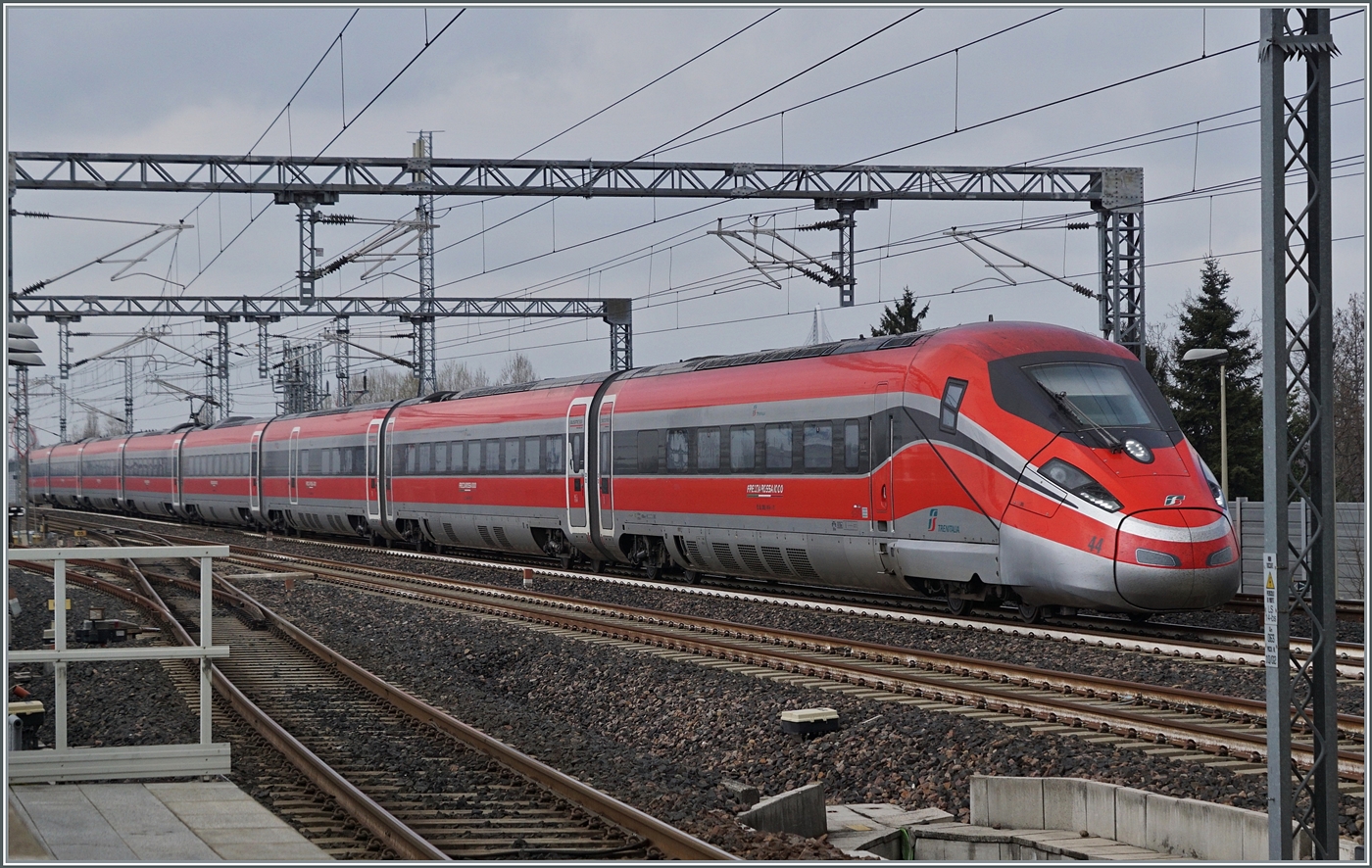 Sehr sehr schnell saust der FS Trenitalia ETR 400 044  Frecciarossa 1000  bei der Station Reggio Emilia AV südwärts. Mit relativ grosser Wahrscheinlichkeit handelt es sich hier um den Trenitalia Frecciarossa 9627 von Milano Centrale (ab 11:58) nach Roma Termina (an 15:10) 

14. März 2023