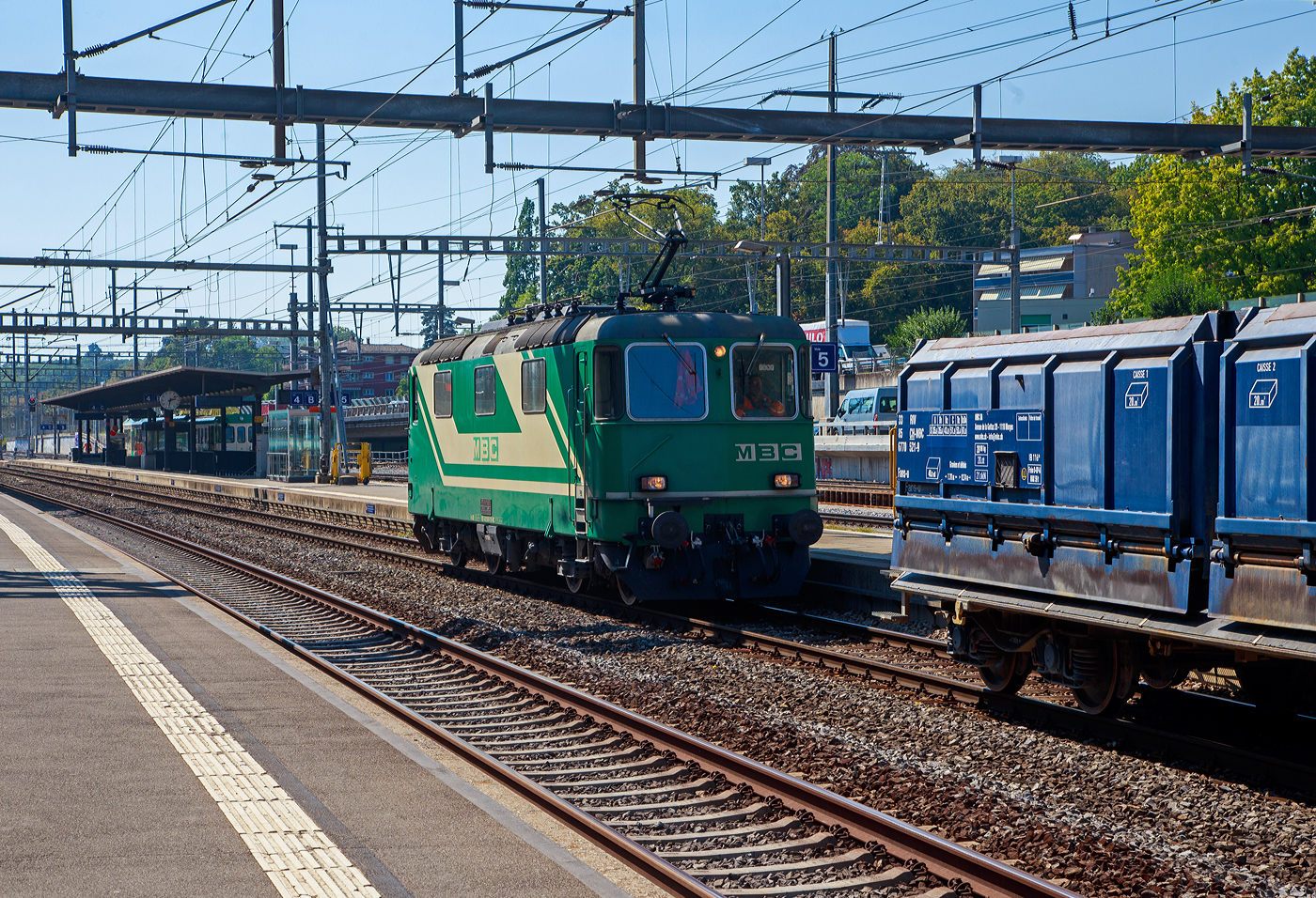 Sie hat ihre Arbeit erledigt, die BAM (MBC) Re 4/4 II / Re 420 (91 85 4 420 506-8 CH-MBC), hatte am 07 September 2023 mit einem Kieszug / Aushubzug Gland - Morges (- Apples) den Bahnhof Morges erreicht. Für den Weitertransport nach Apples müssen die normalspurigen Drehgestell-Schüttgutwagen nun auf meterspurige Rollböcke verladen werden.

Die Re 4/4 II ist die ex BLS Re 420 506-8, ex SBB Re 4/4 II – 11142. Die Re 4/4 II der ersten Bauserie wurde von dem Konsortium SLM (Fabriknummer 4674) /BBC (Fabriknummer 7616) /MFO/SAAS gebaut. Im Dezember 2004 wurden sechs Re 420 an die BLS verkauft und verkehrten dort als Re 420 501 bis Re 420 506 (wie diese). Es waren dies die ehemaligen grünen Re 4/4 - 11110, 11117, 11119, 11123, 11137 und 11142.  Im Januar 2013 ging die Re 420 506 an die MBC.

Im Herbst 2013 nahm die MBC den Transport von etwa 170 000 Tonnen Kies pro Jahr aus Apples nach Morges und weiter auf der SBB-Strecke nach Gland auf. Um die Kiesgrube auszufüllen, befördert die MBC in der Gegenrichtung 100 000 Tonnen Aushubmaterial. Dafür wurden 20 geeignete normalspuriger Güterwagen gekauft. Für die Traktion auf dem Normalspurabschnitt Morges–Gland erwarb die MBC von der BLS diese dort nicht mehr benötigte Re 420 506. Die gleichzeitig von den Travys übernommene Re 420 503 dient als Reserve.

TECHNISCHE DATEN:
Spurweite: 1.435 mm (Normalspur)
Achsfolge: Bo'Bo'
Gebaute Stückzahl:  277
Hersteller: SLM / BBC / MFO / SAAS 
Dienstgewicht: 80 t
Länge über Puffer: 14.900 mm (1. Bauserie)
Drehzapfenabstand:  7.900 mm
Achsabstand im Drehgestell: 2.800 mm
Treibraddurchmesser:  1.235 mm
Breite:  2.970 mm
Höhe:  4.500 mm
Leistung: 4.700 kW (6.320 PS)
Stundenzugkraft: 167 kN
Anfahrzugkraft: 255 kN
Höchstgeschwindigkeit: 140 km/h
Stromsystem:  15 kV, 16,7 Hz AC