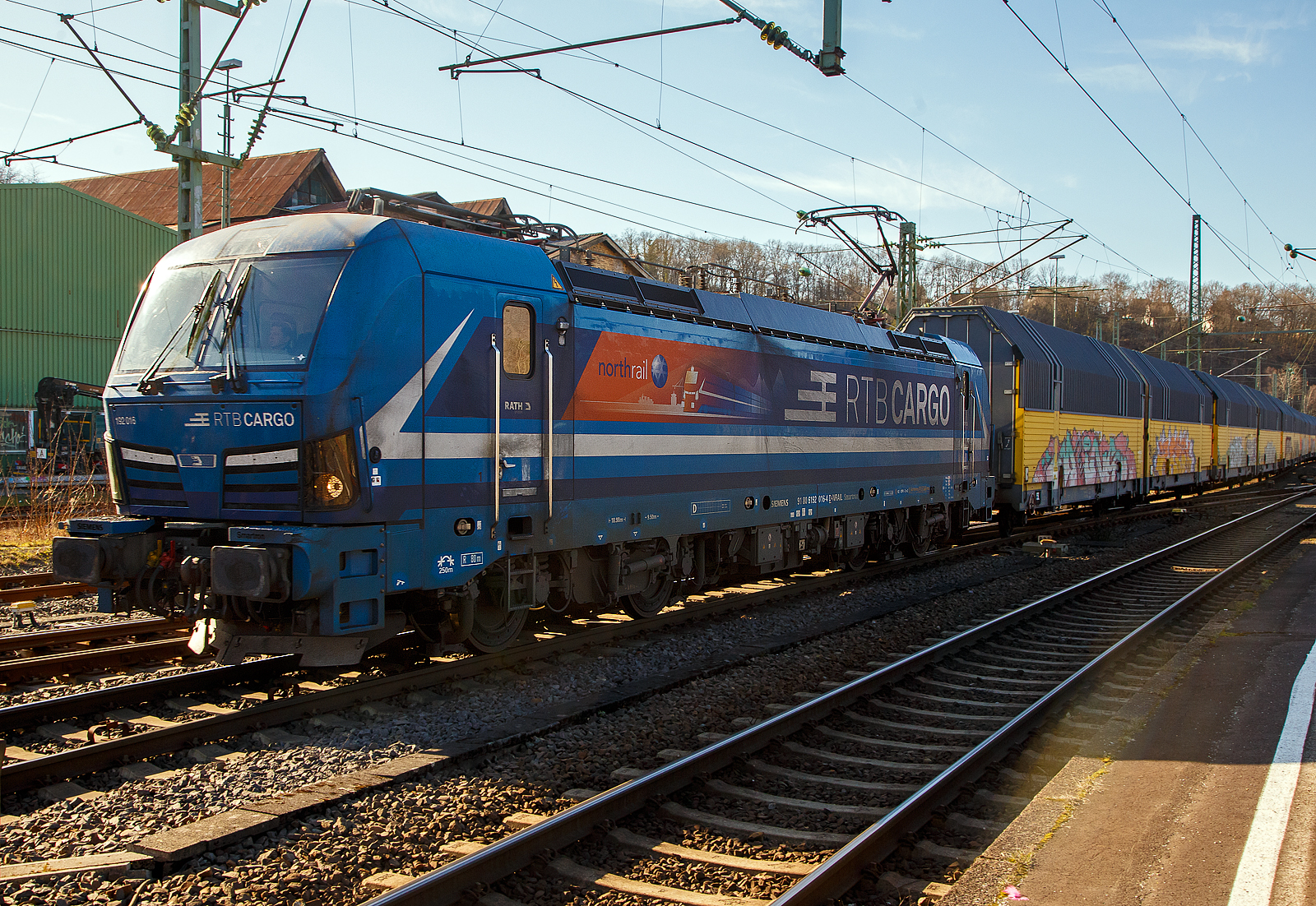 So langsam sieht man immer mehr SIEMENS Smartron Loks, sie sind ja reine für den Güterverkehr in Deutschland konzipierte Lokomotiven. Der Smartron basiert auf bewährten Komponenten des Vectron, ist somit quasi eine abgespeckte und preislich günstigere Vectron und nutzt alle Vorteile der Standardisierung. Auch eine Doppeltraktion mit dem SIEMENS Vectron und SIEMENS ES64F4 ist möglich.

Hier fährt der, an die RTB Cargo (RATH Gruppe/Rurtalbahn) vermietete, SIEMENS Smartron 192 016-4 (91 80 6192 016-4 D-NRail) der Paribus Rail Portfolio III GmbH & Co. KG (Hamburg), eingestellt bei northrail GmbH (Hamburg), am 02.03.2023 mit einem sehr langen geschlossen Doppelstock- Autotransportzug der ARS Altmann AG (mit Wagen der Gattung Hccrrs), durch den Bahnhof Betzdorf (Sieg) in Richtung Siegen. 

Nochmals einen lieben Gruß an den netten Lokführer zurück.

Der SIEMENS Smartron wurde 2020 von Siemens Mobilitiy in München-Allach unter der Fabriknummer 22818 gebaut und an die Paribus Rail Portfolio III die Loks der northrail GmbH (Hamburg) finanziert. Leider wird heutzutage das Einsortieren der Loks immer schwieriger, wie hier Eigentümer (Paribus Rail Portfolio III), Eisteller (northrail GmbH), Mieter (RTB Cargo zur RATH Gruppe/Rurtalbahn). Oder wie z.B. bei den für die SBB Cargo International (SBBCI)  fahrenden SIEMENS Vectron MS, wo es noch extremer ist und viele meinen es seien Schweizer Loks, es sind aber Deutsche Lok: Eigentümer ist dort die SüdLeasing GmbH, Eisteller ist SIEMENS und Mieter ist die SBB Cargo International.

Die Siemens Smartron (BR 192) ist auf eine definierte Transportaufgabe zugeschnitten und nutzt alle Vorteile der Standardisierung. Als vorkonfigurierte Maschine ist die neue Lokomotive für den Güterverkehr in Deutschland konzipiert und ermöglicht nach Herstellerangaben den Kunden einen kosteneffizienten Betrieb bei hoher Betriebssicherheit. Der Smartron basiert auf bewährten Komponenten des Vectron, die ihre Zuverlässigkeit bereits in über 100 Millionen Betriebskilometern bewiesen haben. Der Smartron verfügt über eine Leistung von 5.600 kW und erreicht eine maximale Geschwindigkeit von 160 km/h. Der Smartron ist für das 15 kV AC Spannungssystem ausgelegt und mit dem Zugsicherungssystem PZB/LZB ausgerüstet. Die Lokomotive wird standardmäßig in der Farbe „capriblau“ ausgeliefert.  Die Doppeltraktion über TMC, Artrein, mit Vectron und ES64F4 ist möglich.

TECHNISCHE DATEN:
Hersteller: Siemens Mobility
Typ/Baureihe: Smartron / BR 192
Spurweite: 1.435 mm
Radsatzanordnung: Bo'Bo'
Länge über Puffer: 18.980 mm
Drehzapfenabstand: 9.500 mm
Achsabstand im Drehgestell: 3.000 mm
Raddurchmesser : 1.250 mm (neu) / 1.160 mm (abgenutzt)
Breite: 3.012 mm
Höhe:  4.248 mm
Leistung: 5.600 kW
Höchstgeschwindigkeit :160 km/h
Gesamtgewicht: 83 t
Radsatzlast: 20,7 t
Spannungssystem: 15 kV, 16,7 Hz AC
Anfahrzugkraft: 320 kN
Dauerzugkraft:  250 kN
Elektrische Bremskraft: 150 kN 
Kleinster bef. Halbmesser: R 80 m
Zugsicherung: PZB / LZB
Doppeltraktion: über TMC, artrein, mit Vectron und ES64F4

Mittlerweile gibt es nicht nur für Deutschland den Smartron, sondern auch für andere Länder, passend ausgestattet für den Güterverkehr innerhalb von Landesgrenzen. Mit dem Smartron setzen Sie auf hohe Qualität zum kleinen Preis.