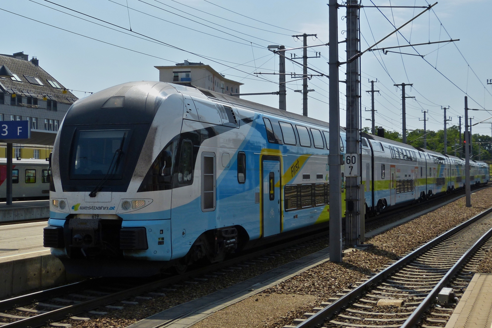 Stadler Kiss Triebug 93 85 4010 619 der Westbahn kommt im Bahnhof St. P�lten an. 03.06.2023