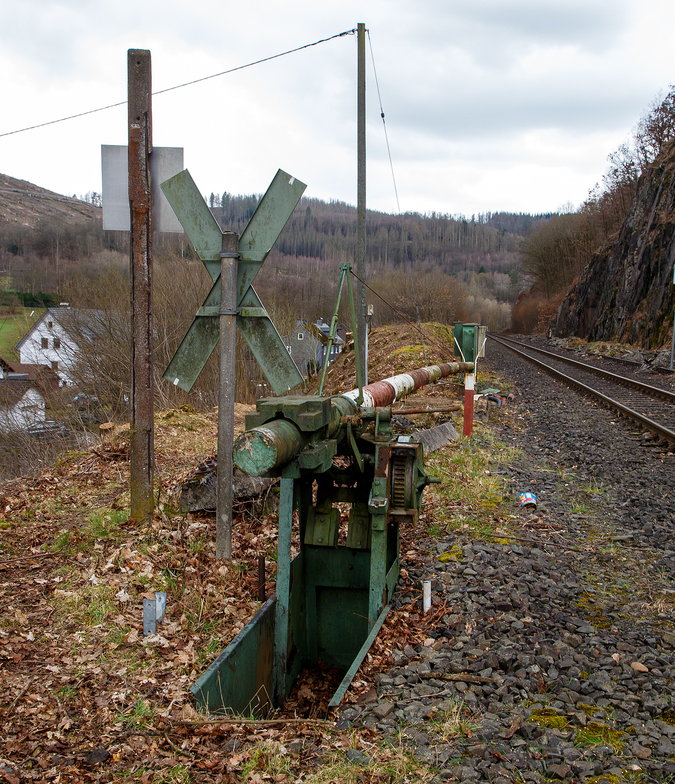 Ständig geschlossene alte Schranke (ehemalige Anrufschranke) bei km 87,8 (bei Herdorf-Sassenroth) der Hellertalbahn (KBS 462 / Strecke 2651), hier am 18.03.2023.

Auch wenn hier mindestens bis zum kleinen Fahrplanwechsel im Juni 2023, wegen dem Felsstutz am 23.12.2022, kein Zug zwischen Betzdorf und dem Hp Königsstollen (Herdorf) fährt, ist und wird die Strecke nun gut freigeschnitten.