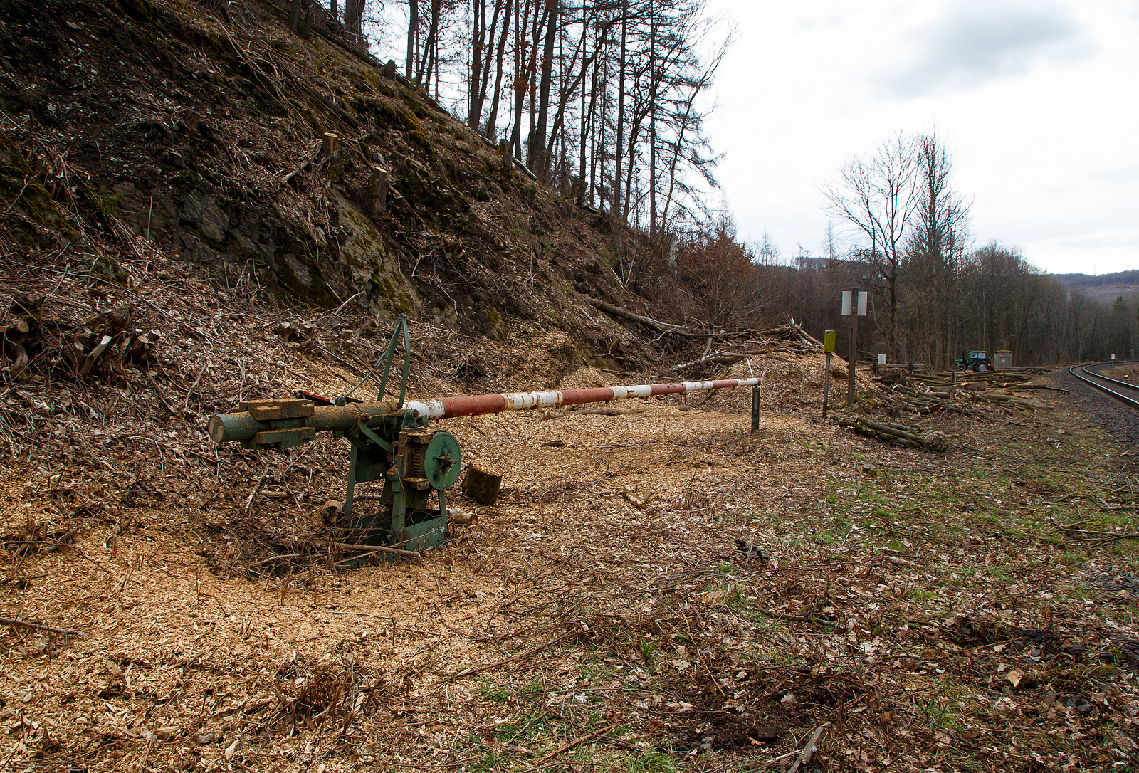 Ständig geschlossene alte Schranke (ehemalige Anrufschranke) bei km 87,8 (bei Herdorf-Sassenroth) der Hellertalbahn (KBS 462 / Strecke 2651), hier am 18.03.2023. Hinten bei km 87,9 gab es früher auch eine Anschlussstelle (Anst bzw. Gleisanschluss) zur ehem. Fa. Krämer / bzw. zum Hollertszug Herdorf. Hier kann man noch gut Reste davon erkennen.

Auch wenn hier mindestens bis zum kleinen Fahrplanwechsel im Juni 2023, wegen dem Felsstutz am 23.12.2022, kein Zug zwischen Betzdorf und dem Hp Königsstollen (Herdorf) fährt, ist und wird die Strecke nun gut freigeschnitten.