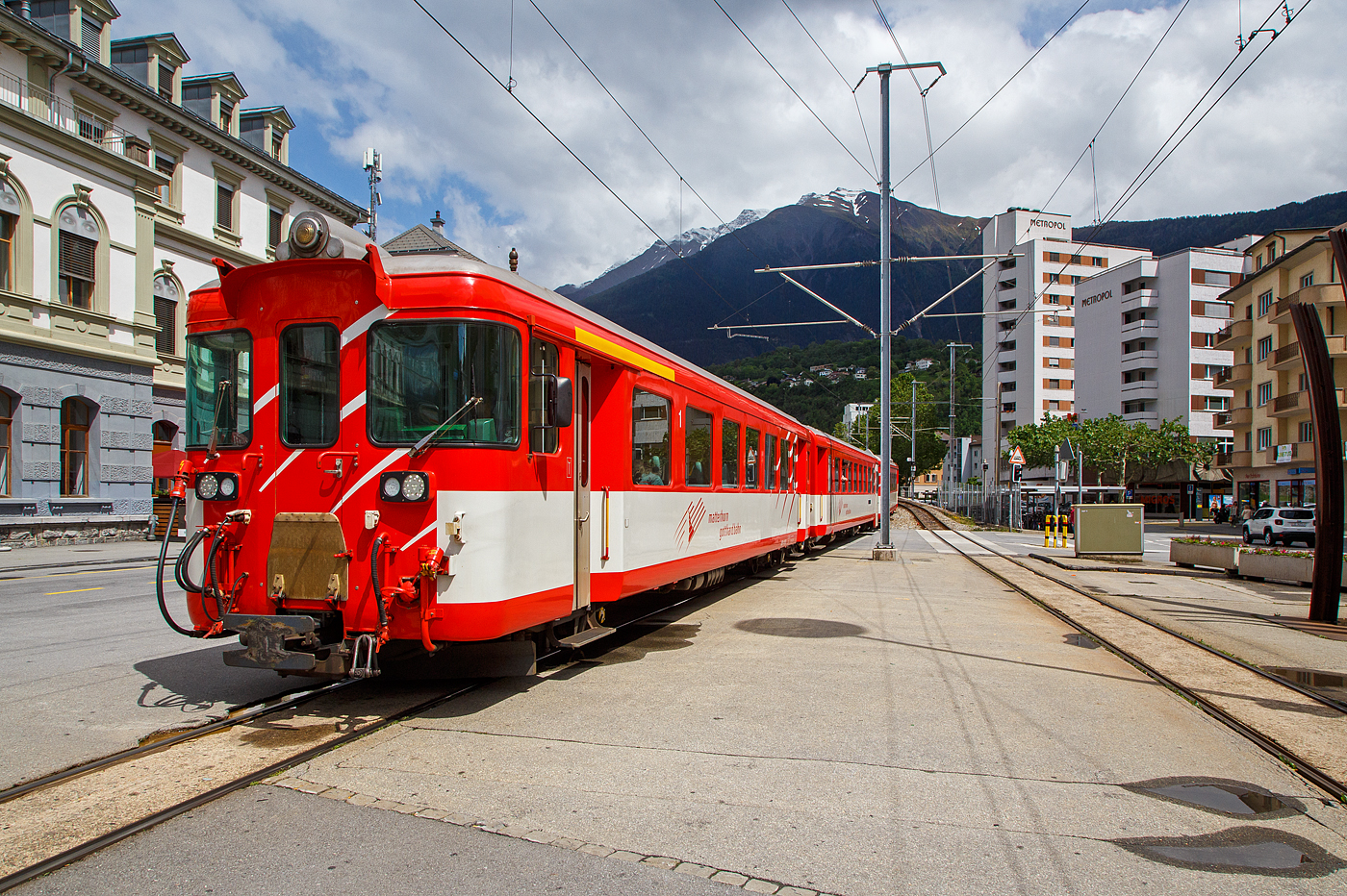 Steuerwagen voraus (ABt 4153, Typ SIG1 Baujahr 1972) erreicht der Regionalzug von Andermatt nach Visp der Matterhorn-Gotthard-Bahn (MGB) am 25.05.2023 den Bahnhof (Vorplatz) Brig. Schubtriebfahrzeug war der Gep�cktriebwagen Deh 4/4 II - 96  M�nster  .