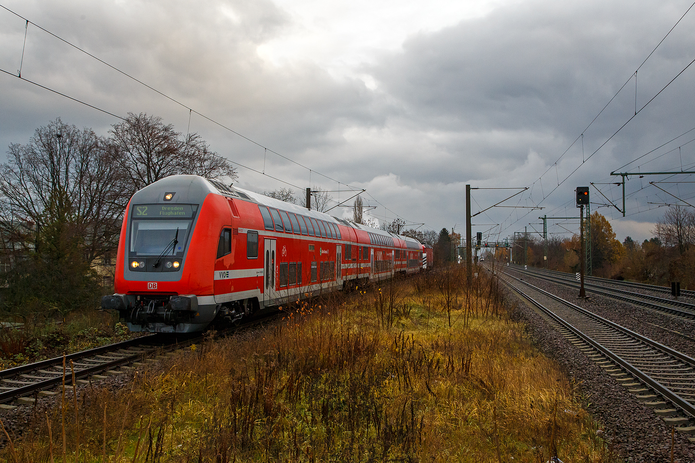 Steuerwagen voraus erreicht die S 2 (Pirna - Dresden Flughafen) S-Bahn Dresden am 07.12.2022 den Bahnhof Dresden-Strehlen. Schublok war die DB Regio143 909-0 (91 80 6143 909-0 D-DB).