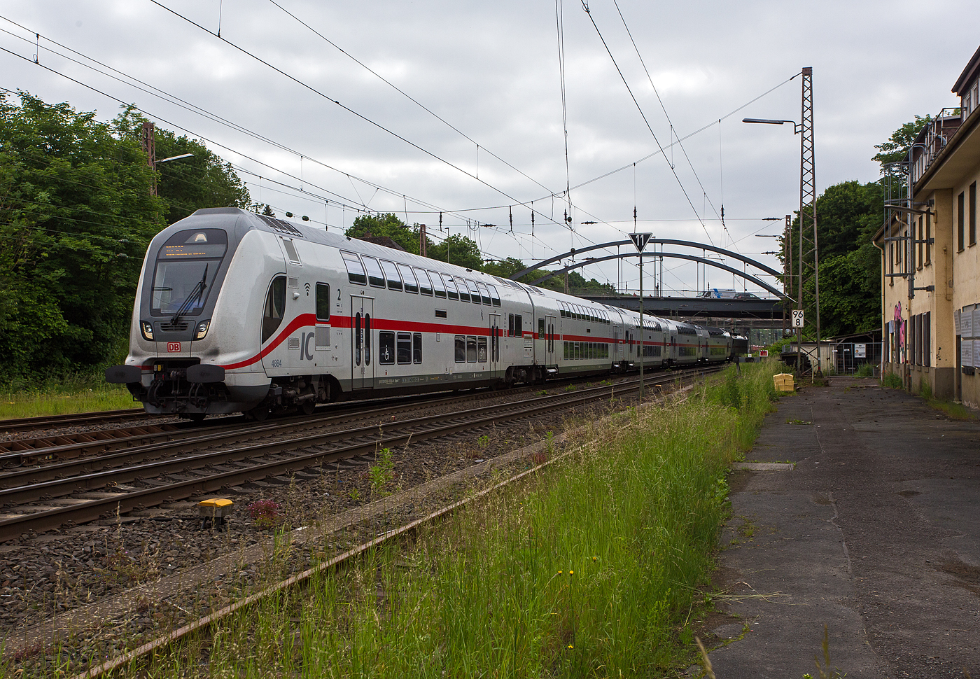 Steuerwagen voraus fährt am 03 Juni 2024 die IC2-Garnitur 4884 der DB Fernverkehr AG, als IC 2322 (Siegen - Hamm - Münster - Norddeich Mole) durch Kreuztal in Richtung Norden. Schublok war die TRAXX P160 AC3 - 147 553-2 (91 80 6147 553-42 D-DB – IC 4884). Zurzeit fahren die IC´s, wegen Bauarbeiten, nicht zwischen Siegen und Frankfurt am Main. Dieser IC hat keine Freigabe für alle Nahverkehr Tickets.