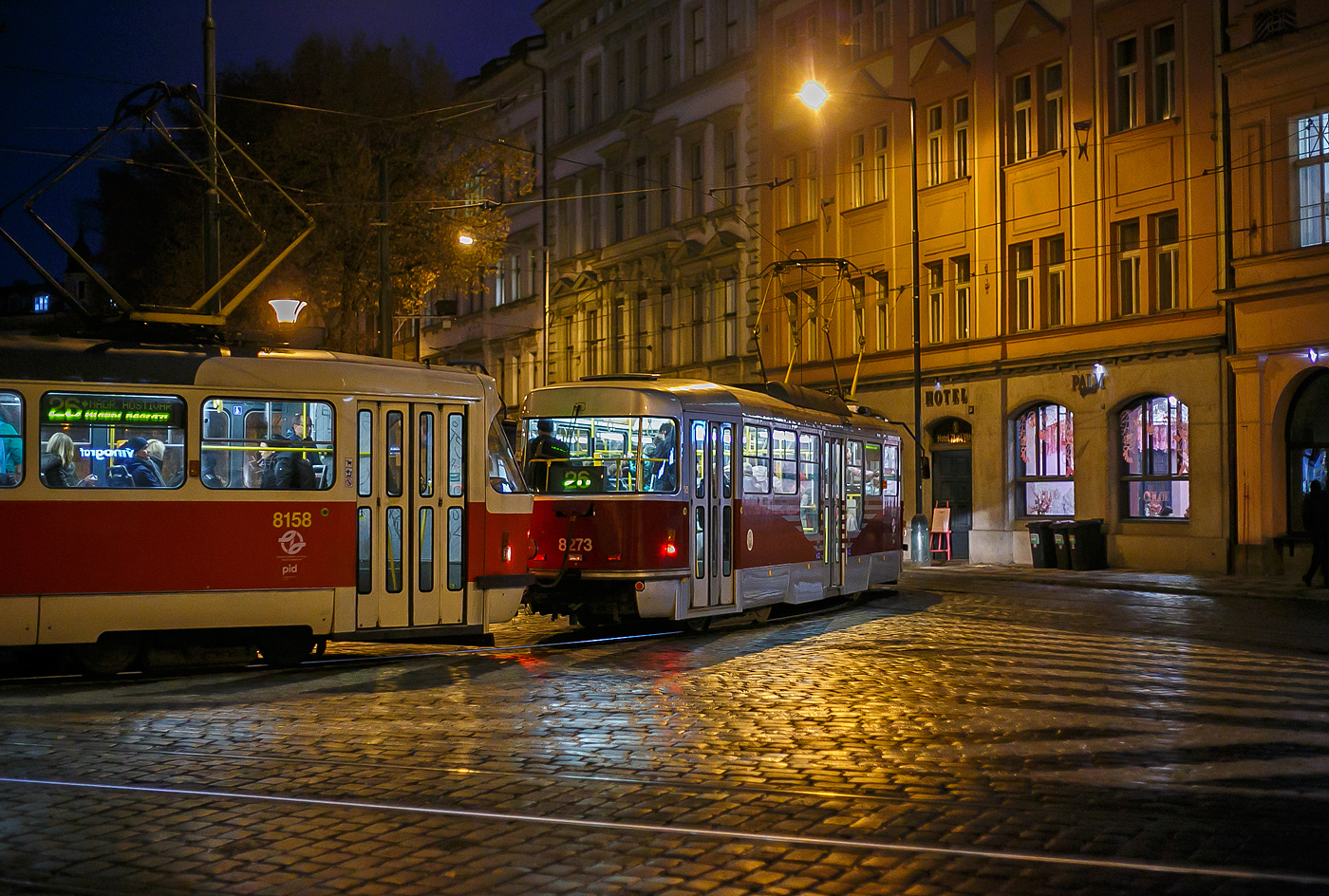 Stra�enbahn Prag, der Triebwagen DPP 8273 (ein ČKD Tatra T3R.PLF), gekuppelt mit dem Triebwagen pid 8158 (ein ČKD Tatra T3R.PV) am 22.11.2022, als Linie 26, auf der Senov�n� n�měst� Prag.

Der vordere TW 8273 ist ein ex T3SUCS (TW 7052) und wurde1983 von ČKD Tatra in Prag unter Fabriknummer 173 136 gebaut, im Jahr 2009 erfolgte der Umbau zum T3R.PLF (8273). Nach dem Umbau durch KOS (mechanischer Teil) und Cegelec (elektrische Ausr�stung) zum T3R.PLF hat dieser Triebwagen in der Mitte nun einen Niederflurbereich. Der hintere TW 8158 ist ein ex T3 (TW 6734) und wurde1970 von ČKD Tatra in Prag unter Fabriknummer 158 873 gebaut, im Jahr 2004 erfolgte der Umbau zum T3R.PV (8158).

Das Stra�enbahnnetz der tschechischen Hauptstadt Prag (tschechisch Praha) wird von der Verkehrsgesellschaft der Hauptstadt Prag (DPP - Dopravn� podnik hlavn�ho města Prahy a.s.) betrieben, die auch die Metro Prag, das Oberleitungs- und Dieselbusnetz, sowie eine Standseilbahn in der Stadt unterh�lt. Mit 142 km Streckenl�nge und 991 Fahrzeugen, die auf 24 Tages- und neun Nachtlinien mit einer Gesamtlinienl�nge von 540 km unterwegs sind, ist es das umfangreichste der Tschechischen Republik. Sie sind eingegliedert in den Verkehrsverbund PID (Pra�sk� integrovan� doprava). 

Ein 24-Stunden-Ticket gibt es f�r 120 Kč (Tschechische Krone - CZK), das sind z.Z. ca. 4,90 Euro und ist g�ltig f�r alle o.g. Transportmittel.

Die Spurweite der Prager Stra�enbahn betr�gt 1.435 mm (Normalspur) und das Stromsystem ist in 600 V = mit Oberleitungen ausgef�hrt.
