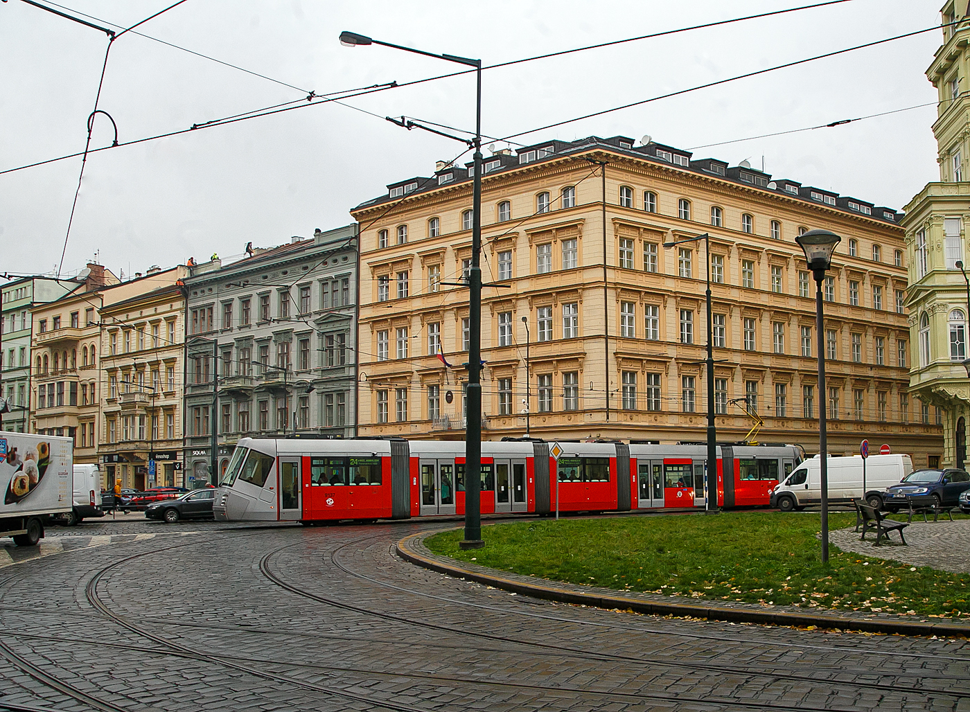 Straßenbahn Prag, der Triebwagen DPP 9137, ein fünfteiliger sechsachsiger Škoda 14T am 23.11.2022, als Linie 24, auf der Senovážné náměstí Prag.DPP steht für Dopravní podnik hlavního města Prahy a.s. (deutsch etwa „Verkehrsbetrieb der Hauptstadt Prag AG“).

Škoda Elektra 14T wurde 2008 von Škoda Transportation a.s. in Plzeň (Pilsen) unter Fabriknummer 9596 gebaut und nach Prag geliefert.
	
Die Straßenbahnen Elektra sind teilweise Niederflurfahrzeuge (50%), der Škoda 14T ist die Variante für die Prager Straßenbahn. Abgesehen von den neuen, von Porsche Design gestalteten Bug- und Heckelementen gibt es auch einige technische Unterschiede zu den Vorgängermodellen, beispielsweise das angetriebene Mittelgestell, um die starken Steigungen im Prager Straßenbahnnetz (bis zu 85 ‰) problemlos bewältigen zu können. Die Straßenbahn-Triebwagen haben feste nicht-drehbare Triebgestelle (Fahrwerke). Die geraden Glieder sind niederflurig und drehfreischwebend (Sänfte) und die ungeraden Glieder sind mit teilweise freigelegten Triebdrehgestellen ausgestattet. Den Niederflur- und Hochflurteil trennt nur eine Stufe. Die elektrische Ausrüstung befindet sich auf dem Dach des Fahrzeuges. Die Spannungswechselrichter ermöglichen eine Energierückgewinnung, was zusammen mit den Traktionsasynchronmotoren die Kosten für den Betrieb sowie für die Wartung reduziert.

Im Hinblick auf den Betrieb auf anspruchsvollen Strecken mit einer großen Neigung verfügt die Straßenbahn Elektra über eine erhebliche Anfahr- sowie Bremsleistung. Die Straßenbahnen müssen sich im Prager Verkehr mit häufigen Bogendurchfahrten ausgleichen, wo der Fahrer die Computersteuerung nutzt, der er eine optimale Geschwindigkeit bestimmt. Der Wagen gliedert sich in fünf Teile auf, wobei nur die Wagenteile 2 und 4 niederflurig und die Wagenteile 1, 3 und 5 hochflurig sind. Der Wagen besitzt vier zweiflüglige und zwei einflüglige Türen, wobei die erste Tür nur dem Fahrer vorbehalten ist. Nach der ersten Tür beginnt erst der Fahrgastraum. An der zweiten Tür befindet sich eine klappbare Rampe, die vom Fahrer mittels Stange umgeklappt werden kann. Die Einstiegskante der Tür in einer Höhe von 350 mm über der SOK erleichtert den Ein- und Ausstieg der Fahrgäste. Die Behindertengerechtigkeit wird durch eine herausziehbare Rampe im Raum der breiten Einstiegstüren gesichert. In dem geräumigen Innenraum wird mit genügend Platz für Familien mit Kinderwagen und für Personen mit eingeschränkter Mobilität gerechnet. Zum Komfort und der Sicherheit der Fahrgästeträgt ein Informations- und Kamerasystem bei.

60 dieser Wagen vom Typ Skoda 14T wurden an die Prager Verkehrsbetriebe geliefert. Als Nachfolger für den Skoda 14T wird der neue Wagentyp Skoda 15T an die Prager Verkehrsbetriebe ausgeliefert,
diese gehören zur Škoda ForCity Familie und sind dreiteilige durchgehend niederflurige Gelenkstraßenbahn-Triebwagen..

TECHNISCHE DATEN der Skoda 14T:
Gebaut: 60 (Nr. 9111 – 9170)
Hersteller: Škoda Transportation a.s. (Plzeň)
Baujahre: 2005–2009
Spurweite: 1.435 mm (Normalspur)
Achsformel: Bo' Bo' Bo'
Länge: 30.250 mm
Höhe: 3.600 mm
Breite: 2.460 mm 
Achsabstand im Fahrwerk: 1.880 mm
Eigengewicht: 40.000 kg
Höchstgeschwindigkeit: 60 km/h
Dauerleistung: 540 kW (6 x 90 kW)
Stromsystem: 600 V DC
Sitzplätze: 69
Stehplätze: 211 (8 Pers./m²) / 105 (4Pers./m²):
Fußbodenhöhe: 350 mm
Niederfluranteil: 50 %
