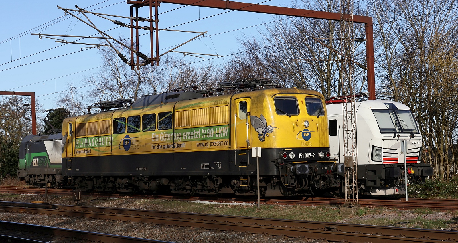 S�dabstellung Pattburg heute: EGP 151 007-2 REV/EGP/25.03.22 dahinter TXL 7193 314 und ELL/ELOC 193 217-7. Pattburg 11.02.2025