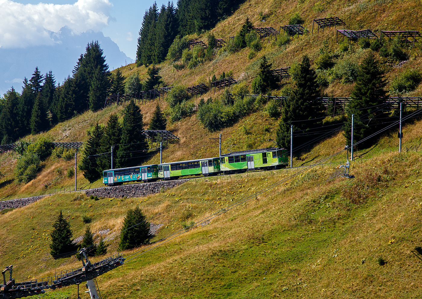 TPC 125 Jahre BVB! (Les TPC célèbrent les 125 ans du BVB!):
Der tpc BVB BDeh 4/4 – 81 „Gryon“ ein elektrischer Personentriebwagen mit Gepäckabteil für den gemischtem Adhäsions- und Zahnradbetrieb der Bex–Villars–Bretaye-Bahn, erreicht mit dem Pendelzug am 10 September 2023 bald den Bergbahnhof Col-de-Bretaye (1.808 m ü. M.). Hinter den Triebwagen sind die beiden Steuerwagen tpc BVB Bt 61(ex BVB B 53) und der Steuerwagen tpc BVB Bt 63.

Gut sieht am das hier die OL-Masten, wohl mit Bedacht, an der Bergseite stehen.
