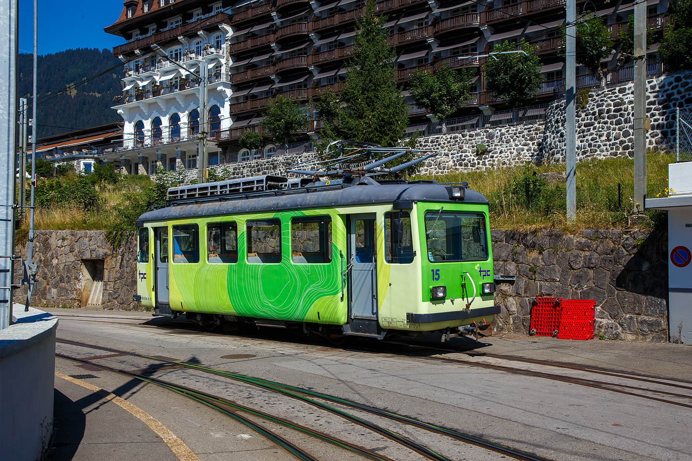 TPC 125 Jahre BVB! (Les TPC célèbrent les 125 ans du BVB!):
Der dreiachsige Triebwagen TPC BVB Be 2/3 - 15 ist am 10.September 2023 in Villars-sur-Ollon abgestellt, hier wird er noch öfter zum Rangierdienst eingesetzt.

Der dreiachsige Triebwagen (Straßenbahntriebwagen) wurde 1948 von SWS (Schweizerische Wagons- und Aufzügefabrik AG) in Schlieren gebaut, die elektrische Ausrüstung ist von der MFO (Maschinenfabrik Oerlikon). Geliefert wurde er für den reinen Adhäsions-Straßenbahnbetrieb der BVB - Bex–Villars–Bretaye-Bahn. 

TECHNISCHE DATEN:
Spurweite: 1.000 mm
Achsfolge: A' 1' A'
Inbetriebsetzung: 1948
Länge über Puffer: 10.730 mm
Gewicht: 15,0 t
Höchstgeschwindigkeit: 40 km/h
Maximale Neigung: 57 ‰ (Adhäsion)
Sitzplätze: 29
Stehplätze: 32
Fahrleitungsspannung: 750 V = (heute 1500 V =)
Kupplung: +GF+

Für das 3,3 Kilometer lange Teilstück Bex–Bévieux und den 5,6 Kilometer langen Abschnitt Gryon – Villars-sur-Ollon – (bis 1961bis Chesières) wurden Straßenbahn Triebwagen beschafft. Die neusten Triebwagen waren die Be 2/3 Nr. 15 und 16, die 1948 von SWS und MFO geliefert wurden und bis zur Einstellung des Trambetriebs (1961) im Einsatz standen. Zudem konnten die BVB Motorwagen von Straßenbahnbetrieben erwerben, wie der Be 2/2 Nr. 9 der Verkehrsbetriebe Zürich oder der 1948 übernommene Be 2/2 Nr. 9 der eingestellten Straßenbahn Biel.

Die Abschnitt Bex–Bévieux wurde von Beginn an als Straßenbahn betrieben. Bis zum 15. Dezember 2002 wurde die Strecke jede Stunde von einem Adhäsionstriebwagen befahren, der für die Strecke etwa 12 Minuten benötigte. Die letzten anderthalb Jahre verkehrten nur noch fünf Kurspaare am Morgen. Danach verschwanden sechs Haltestellen zwischen Bex und Bévieux, die anderen sechs werden von den stündlichen Zügen von und nach Villars bedient. Bis 2015 verkehrte ein morgendliches Kurspaar von Bevieux zum Bahnhof und zurück. Dieses Kurspaar wurde von einem der beiden dreiachsigen Tramwagen geführt.

Neben den direkten Zügen Bex–Villars–Chesières mit Fahrzeugen, die die Zahnradstrecke ins Tal befahren, verkehrten Straßenbahnkurse mit Tramwagen zwischen Gryon und Chesières im reinen Adhäsionsbetrieb. Die Straßenbahnlinie wurde während vielen Jahren von Touristen und Einheimischen benutzt. Nachdem Chesières mit einer direkten Buslinie von Aigle erschlossen wurde, verlor der Trambetrieb an Bedeutung. Mit dem zunehmenden Individualverkehr empfand man die Straßenbahn auf den schmalen Straßen zunehmend als Hindernis, sodass der Betrieb auf dem Teilstück Villars–Chesières am 30. September 1961 vorläufig und am 1. Dezember 1963 endgültig eingestellt wurde. Das Tram wurde durch eine Buslinie ersetzt, die Strecke 1964 abgebrochen.

Als Saisonverstärkung verkehrten zwischen Gryon und Villars-sur-Ollon immer noch einer der beiden Straßenbahn Triebwagen Nr. 15 und 16.