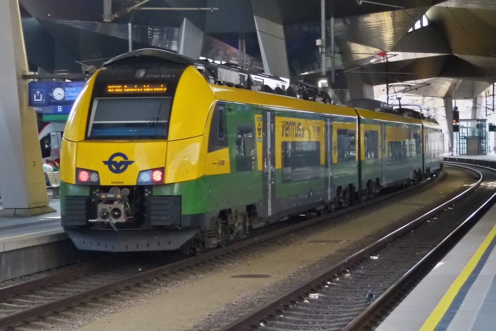 Triebwagen 4746 815-1 (A-ROEEE 94 81 4746 815-1) von Ventus, gesehen im Hauptbahnhof in Wien.  