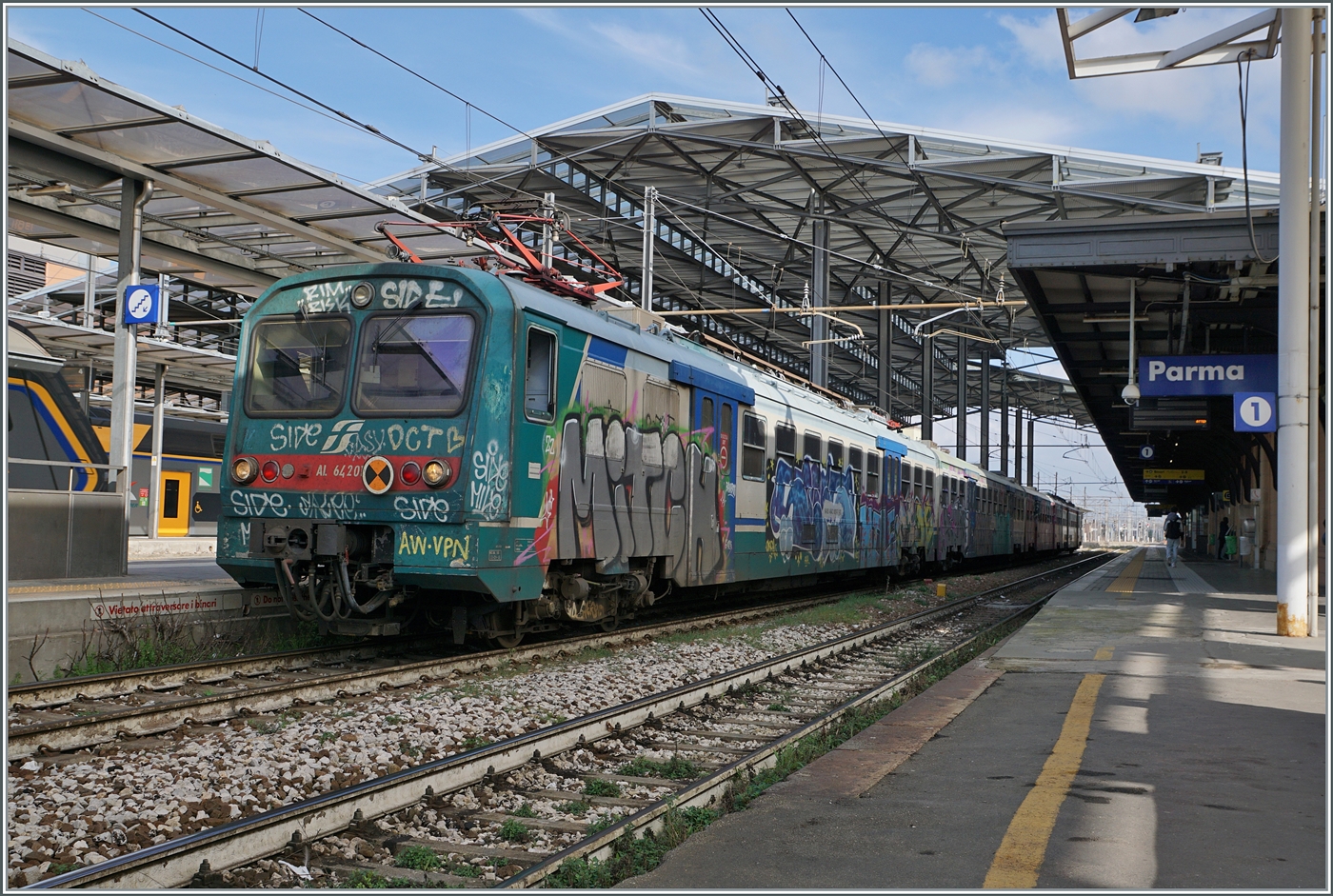 Trotz der vielen neuen Fahrzeuge bei der FS Trenitalia stand dann doch noch ein etwas älterer Triebwagen in Parma, der wohl auf die Abfahrt nach La Spezia wartete: der Ale 642 017; leider ziemlich verschmiert. 

15. März 2023