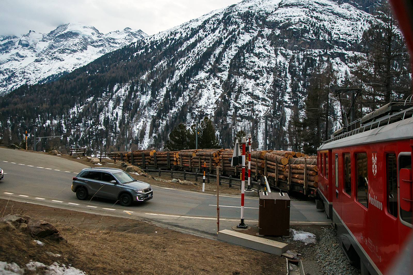 Unterwegs mit den beiden RhB ABe 4/4 III Triebwagen 54  Hakone  und  51  Poschiavo  am 21.03.2023 als PmG (Personenzug mit G�terbef�rderung) von Pontresina nach Poschiavo, hier geht es in der Montebello-Kurve hinauf. 