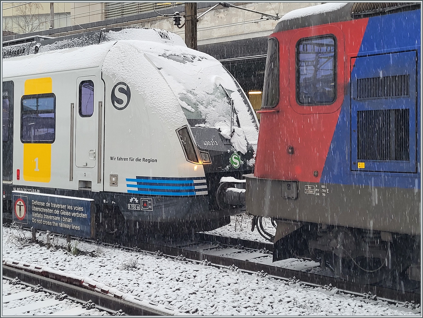 Verkuppelt, aber wie? SBB Cargo Re 420 346-9 (Re 4/4 II 11346) und der DB S-Bahn Stuttgart Triebzug 430 213 in Lausanne. 

21. November 2021