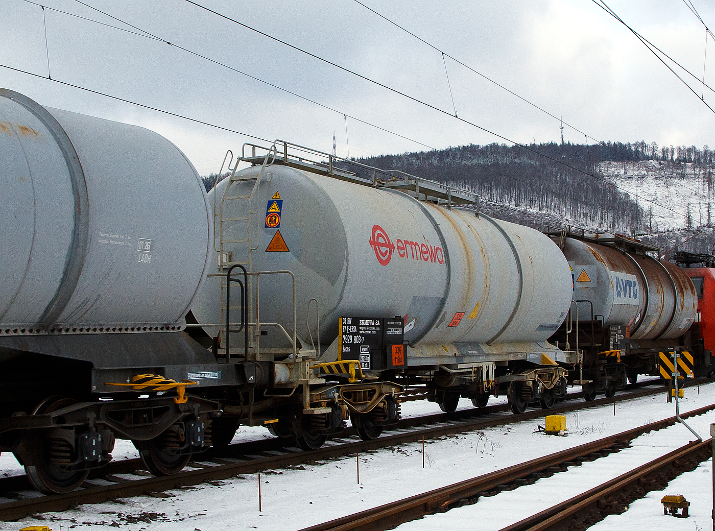 Vierachsiger 62 m� Drehgestell-Kesselwagen 33 87 7929 803-7 F-ERSA, der Gattung Zacns, der franz�sischen Vermietungsfirma ERMEWA S.A. im Zugverband am 24.03.2021 bei der Zugdurchfahrt in Niederschelden (Sieg).

Die Gefahrgutkennzeichnung 336/1184 zeigt an es handelt sich um Ethylendichlorid (fr�her auch Chlor�ther), eine farblose, brennbare und giftige Fl�ssigkeit mit chloroformartigem Geruch. Diese chemische Verbindung geh�rt zu den Chlorkohlenwasserstoffen.

TECHNISCHE DATEN (gem. Anschriften) :
Spurweite: 1.435 mm
Achsanzahl: 4 (in 2 Drehgestelle)
L�nge �ber Puffer: 14.400 mm
Drehzapfenabstand: 8.360 mm
Achsabstand im Drehgestell: 1.800 mm
Eigengewicht: 20.250 kg
Tankinhalt: 62.000 Liter (62 m�)
Max. Ladegewicht: 68,0t (Streckenklasse D)
H�chstgeschwindigkeit: 100 km/h (beladen) / 120 km/h (leer)
Tankcode: L4DH (Max. Betriebsdruck 3,0 bar)
Intern. Verwendungsf�higkeit: RIV