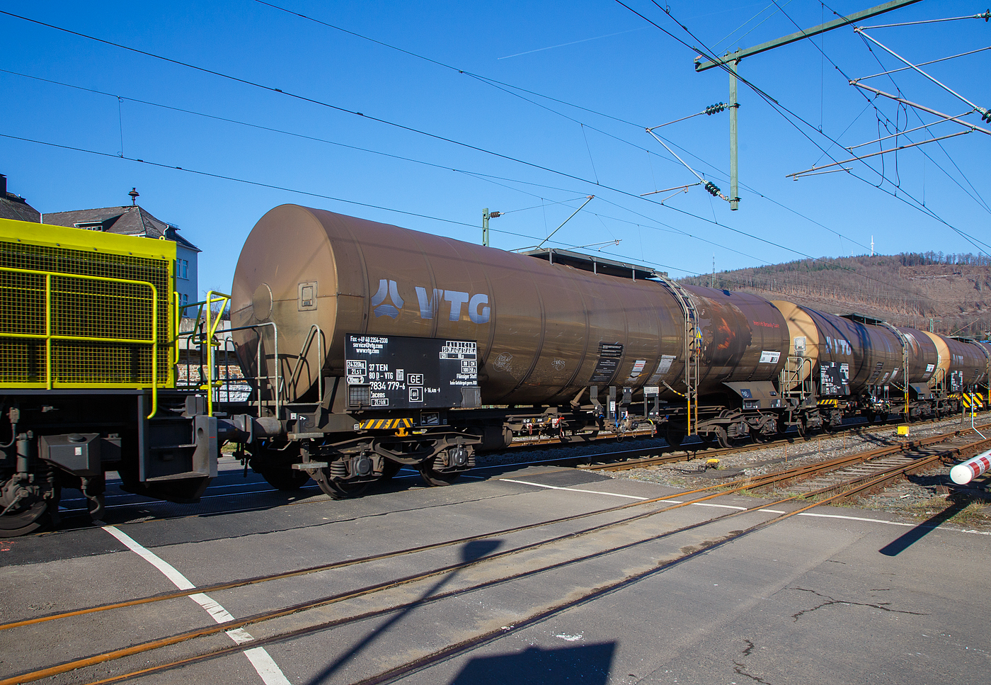 Vierachsiger 71 m� Drehgestell-Kesselwagen 37 80 7834 783-8 D-VTG, der Gattung Zans, der VTG (Hamburg) vermietet an Henkel, am 14.02.2023 im Zugverband, eingereiht in den sogenannten  Henkelzug , bei der Zugdurchfahrt in Niederschelden (Sieg). Das Ladegut ist ein Fl�ssiger Stoff, kein Gefahrgut gem. RID.

TECHNISCHE DATEN (gem. Anschriften) :
Spurweite: 1.435 mm
Achsanzahl: 4 (in 2 Drehgestelle)
L�nge �ber Puffer: 16.400 mm
Achsabstand im Drehgestell: 1.800 mm
Laufraddurchmesser: 920  mm (neu) 
Eigengewicht: ca. 24.320 kg
Tankinhalt: 71.220 Liter (71 m�)
Max. Ladegewicht: 65,6 t (Streckenklasse D) 
H�chstgeschwindigkeit: 100 km/h (beladen) / 120 km/h (leer)
Kleinster befahrbarer Gleisbogen: R 75 m
Bremse: KE-GP (K)
Bremssohle: Jurid 816 M
Verwendungsf�higkeit: TEN-GE

Tankcode: L4BH
L = Tank f�r Stoffe in fl�ssigem Zustand 
4 = zutreffender Mindestpr�fdruck in bar
B = Tank mit Boden�ffnungen mit 3 Verschl�ssen f�r das Bef�llen oder Entleeren
H = luftdicht verschlossener Tank
Max. Betriebsdruck: 3,0 bar