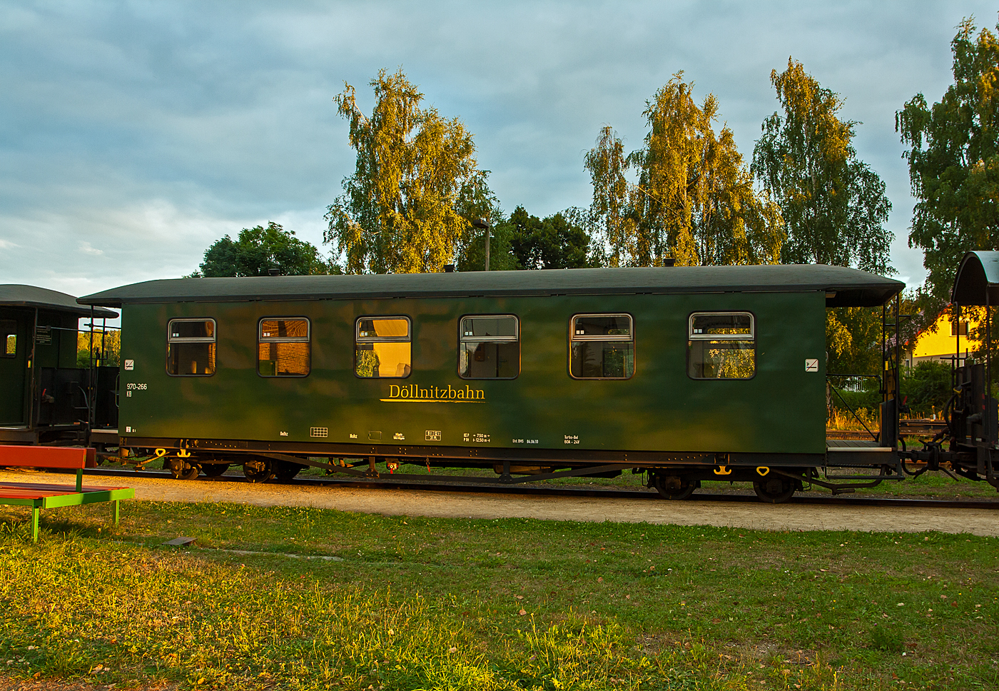 Vierachsiger 750 mm-Schmalspur 2.Klasse Personenwagen mit offenen Plattformen und Holzdach, DBG  970-266, ex SOEG 970-266. ex DR 970-266, der Gattung KB4, der Döllnitzbahn GmbH (DBG) abgestellt am 27.08.2013, beim letzten Sonnenlicht, im Bahnhof Mügeln.

Der Wagen wurde 1914 von der Waggonbau Bautzen für die K.Sächs.Sts.E.B. gebaut, 1994 wurde er von der Deutschen Reichsbahn (DR) durch die Sächsisch-Oberlausitzer Eisenbahngesellschaft (SOEG) und wurde später an die Döllnitzbahn GmbH (DBG) verkauft. Er ist modernisiert (Reko I).

TECHNISCHE DATEN:
Spurweite: 750 mm
Anzahl der Achsen: 4
Länge über Puffer: 12.800 mm
Drehzapfenabstand: 7.500 mm
Eigengewicht: 9 t
Sitzplätze: 31(in der 2. Klasse)
Bremse: KE-P
