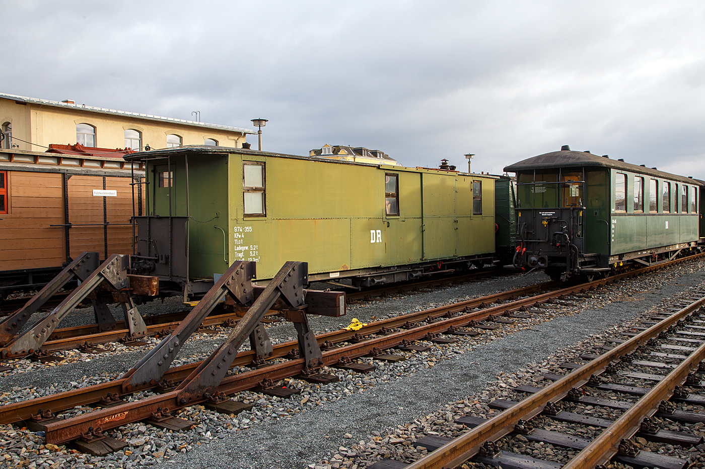 Vierachsiger 750 mm-Schmalspur Gep�ckwagen KPw4 974-355 mit einer Plattformen der Traditionsbahn Radebeul e.V. abgestellt am 07.12.2022 beim Schmalspur-Bahnhof Radebeul Ost. Hier in der ehem. Erscheinungsbild als KPw4 der DR ab 1958.

Der Wagen wurde 1926 von der S�chsische Waggonfabrik GmbH – Werdau f�r die Deutsche Reichsbahn Gesellschaft (DRG) gebaut, bis 1973 war er im Radebeuler Planbestand, seit 1994 im Eigentum des Vereins.

TECHNISCHE DATEN:
Spurweite: 750 mm
Anzahl der Achsen: 4
L�nge �ber Puffer: 12.000 mm
Achsabstand im Drehgestell: 1.300 mm
Eigengewicht: 11 t
Ladegewicht /Tragf�higkeit: 5,2 t
Ladefl�che: 11,3 m�
Bremse: KE-P