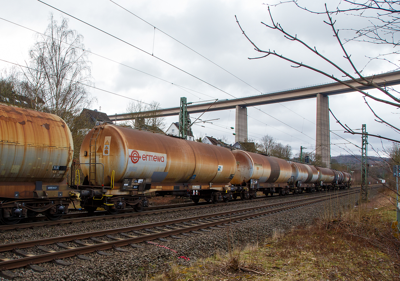 Vierachsiger 86m� Drehgestell-Kesselwagen 33 87 7854 694-9 F-ERSA, der Gattung Zas, der franz�sischen Vermietungsfirma ERMEWA S.A., im Zugverband am 22.03.2021 bei der Zugdurchfahrt in Siegen-Eiserfeld.
