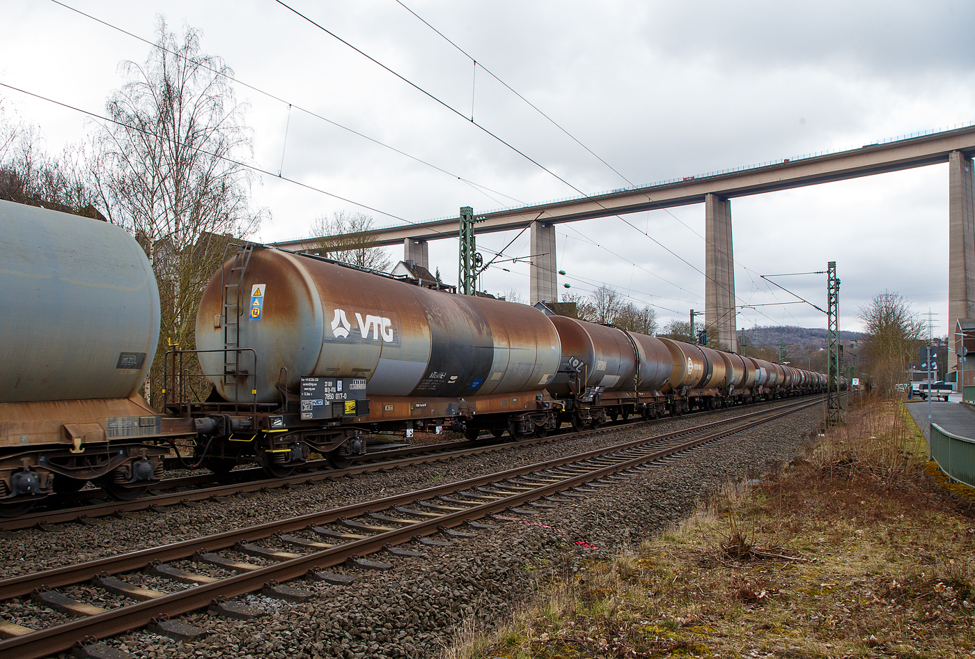 Vierachsiger 86m� Drehgestell-Kesselwagen 37 80 7850 017-0  D-VTG, der Gattung Zas, der VTG AG (Hamburg), im Zugverband am 22.03.2021 bei der Zugdurchfahrt in Siegen-Eiserfeld.