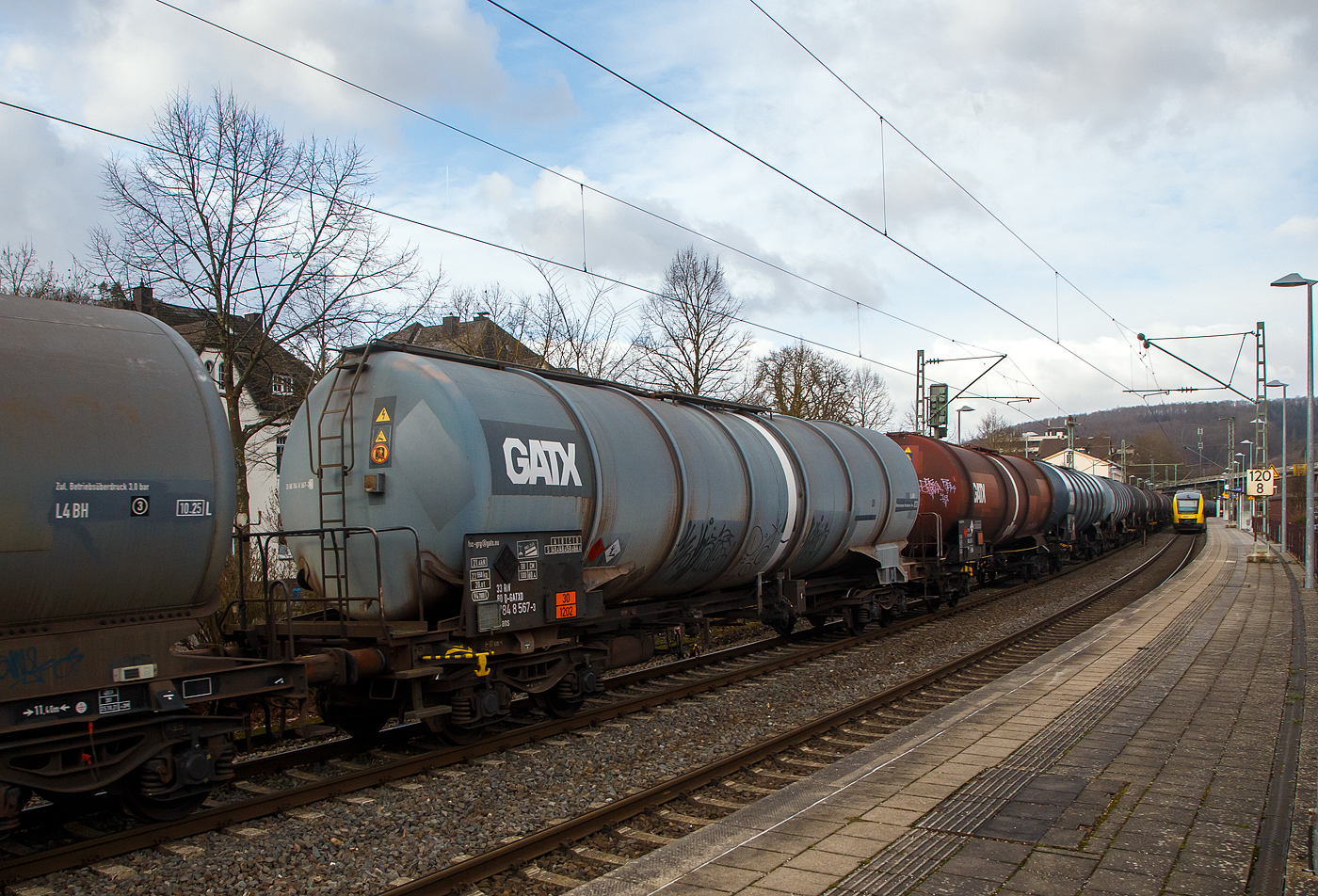 Vierachsiger 95 m³ Drehgestell-Kesselwagen 33 80 7848 567-3 D-GATXD, der Gattung Zans (GATX Typ 1695) , der GATX Rail Germany GmbH (GATX steht für General American Transportation Corporation) am 04.02.2023 im Zugverband bei der Zugdurchfahrt in Kirchen (Sieg). Das Ladegut ist, laut der Gefahrgutkennzeichnung 30/1202, Diesel oder Heizöl.

TECHNISCHE DATEN (gem. Anschriften) :
Spurweite: 1.435 mm
Achsanzahl: 4 (in 2 Drehgestelle)
Länge über Puffer: 17.000 mm
Drehzapfenabstand: 11.460 mm
Achsabstand im Drehgestell: 1.800 mm
Laufraddurchmesser: 920  mm (neu) 
Eigengewicht: ca. 23.550 kg
Tankinhalt: 94.700 Liter (94,7m³)
Max. Ladegewicht: 66,4 t (Streckenklasse D), auf DB 60,5 t ab CM
Höchstgeschwindigkeit: 100 km/h (beladen) / 120 km/h (leer)
Kleinster befahrbarer Gleisbogen: R 75 m
Bremse: KE-GP (LL)
Verwendungsfähigkeit: RIV

Tankcode: L4BH
L = Tank für Stoffe in flüssigem Zustand 
4 = zutreffender Mindestprüfdruck in bar
B = Tank mit Bodenöffnungen mit 3 Verschlüssen für das Befüllen oder Entleeren
H = luftdicht verschlossener Tank
Max. Betriebsdruck: 3,0 bar