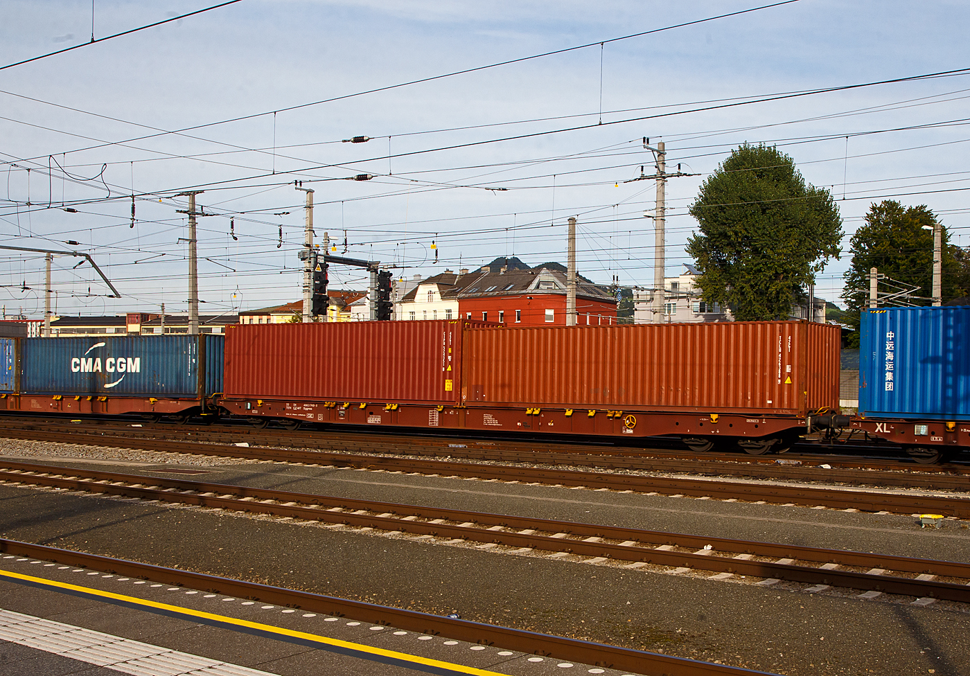 Vierachsiger Drehgestell-Containertragwagen 33 54 4663 749-8 CZ-MT, der Gattung Sggnss 80´, der METRANS Rail s.r.o. (Prag / Praha), am 12.09.2022 im Zugverband, beladen mit zwei 40ft-Containern bei einer Zugdurchfahrt im Hbf Salzburg. Die METRANS ist ein 100 %-iges Tochterunternehmen der Hamburger Hafen und Logistik AG (HHLA). Sie ist Marktführer für Containertransporte im Seehafenhinterlandverkehr mit Mittel-, Ost- und Südosteuropa. Eigene Inland-Terminals, spezielle Loks  und umweltfreundliche Containertragwagen ermöglichen flexible, qualitativ hochwertige Angebote. 

Der LIGHT EIGHTY Sggnss 80’ wurde vom slowakischen Hersteller TATRAVAGÓNKA schon 2010 auf Veranlassung von METRANS entwickelt. Nicht nur dank seinem geringen Gewicht von ca. 22 t, sondern auch wegen den einzigartigen Lademöglichkeiten (5 Container­Bauarten und Wechselaufbauten in 30 verschiedenen Containerkombinationen) hat sich dieser Wagen schnell auf dem Markt etabliert. Im Vergleich zum 80’ langen Standardwagen kann bei dieser Variante ein Wagen mehr in Güterzüge aufgenommen werden. Durch die neuartige Konstruktion dieses TSI­konformen Wagens konnte nicht nur der Lärmpegel auf einen Messwert von 78 dB(A) reduziert werden. Eine Energieeinsparung von 20 % im Vergleich zum 80’-langen Standardgelenkwagen ermöglicht eine weitere Steigerung der Transporteffizienz. Weniger Drehgestellbedarf bedeutet weniger Instandhaltungsaufwand für Bremssysteme.

TECHNISCHE DATEN:
Spurweite: 1 435 mm
Anzahl der Achsen: 4 in zwei Drehgestellen
Länge über Puffer: 25.940 mm
Drehzapfenabstand: 19.300 mm
Achsabstand im Drehgestell: 1.800mm
Laufraddurchmesser: 920 mm (neu)
Ladelänge : 24 700 mm  (z.B. 2 x 40’ ISO Container)
Höhe der Ladeebene über SOK: 1 155 mm
Höchstgeschwindigkeit: 100 km/h (Lastgrenze SS) / 120 km/h (bei Lastgrenze S oder leer)
Max. Zuladung bei Lastgrenze S: 68,5 t (ab Streckenklasse D)
Max. Zuladung bei Lastgrenze SS: 58,5 t (ab Streckenklasse C)
Eigengewicht: 21.500 kg
Kleinster bef. Gleisbogenradius: R 75 m
Bauart der Bremse: KE-GP-A (K)
Bremssohle: Jurid 816M
Feststellbremse: Ja
Intern. Verwendungsfähigkeit: TEN-GE

Erläuterung: Lastgrenze S = 20 t Radsatzlast, Lastgrenze SS = 22,5 t Radsatzlast.