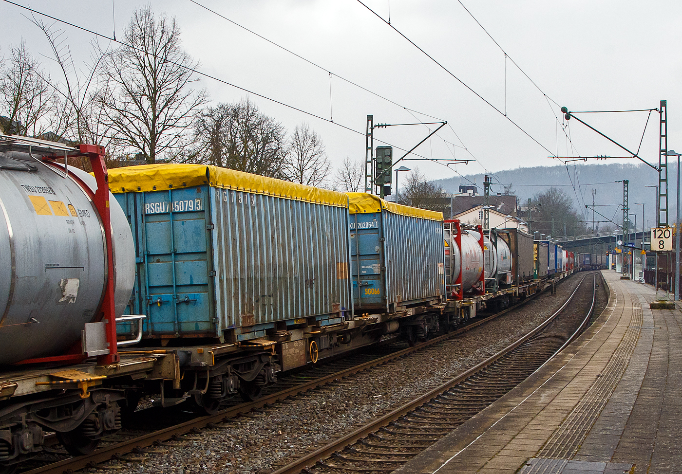 Vierachsiger Drehgestell-Containertragwagen der Gattung Sgnss, 33 85 4575 295-2 CH-HUPAC, der HUPAC Intermodal SA am 23.02.2023 im Zugverband bei der Durchfahrt in Kirchen (Sieg). Hier beladen mit zwei Wechselbehälter.

Der Wagen wurde 2001 von Josef Meyer Rheinfelden (CH) gebaut.

TECHNISCHE DATEN:
Hersteller: Josef Meyer Rheinfelden
Spurweite: 1.435 mm
Länge über Puffer: 20.000 mm
Drehzapfenabstand: 14.460 mm
Achsabstand in den Drehgestellen: 1.800 mm
Laufraddurchmesser: 920 mm (neu)
Ladelänge: 18.760 mm
Eigengewicht: 20.000 kg
Max. Zuladung bei Lastgrenze S: 70 t (ab Streckenklasse D)
Max. Zuladung bei Lastgrenze SS: 39,0 t (ab Streckenklasse A)
Max. Geschwindigkeit: 100 km/h (Lastgrenze S) / 120 km/h (bei Lastgrenze SS oder leer)
Kleinster befahrbarer Gleisbogen: R 75 m 
Verwendungsfähigkeit: RIV
