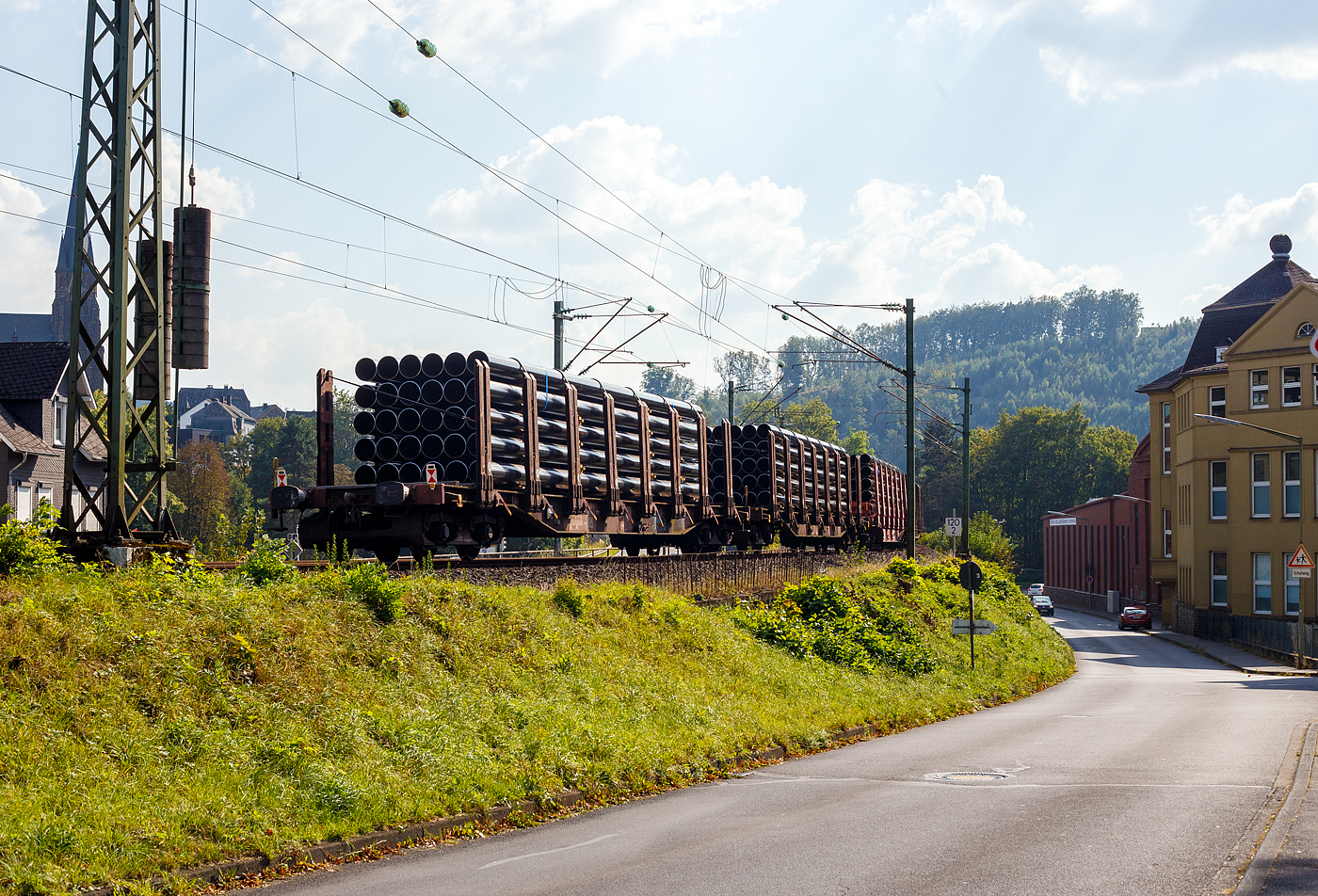 Vierachsiger Drehgestell-Flachwagen mit 8 Doppelrungenpaaren mit integrierter Niederbindeeinrichtung, 31 80 4723 857-7 D-DB, der Gattung Snps 719.1, der DB Cargo AG, am 19 September 2024 im Zugverband bei einer Zugdurchfahrt im Bahnhof Kirchen (Sieg). Hier beladen mit HFI-längsnahtgeschweißte Stahlrohre Ø 323.9 (DN/NW 300 mm bzw. 12 ¾ Inch) in Herstellungslänge vom 12 m. Der Hersteller der Stahlrohre ist die Salzgitter Mannesmann Line Pipe GmbH in Siegen (ex RW Fuchs).

Der Drehgestell-Flachwagen wurde speziell für den Transport von Rohren, Profilstahl, Flachstahlprodukten sowie Stamm- und Schnittholz entwickelt und zeichnet sich durch hohe Ladekapazität aus. Das Ladegut wird durch Rungen mit Schichtholzleisten und Kunststoffspitzen geschont (nur bei BA 719.1 Stahlhalbzeuge. Wird bei der BA 719.0 Timber (Holz) nicht benötigt und ist daher auch nicht montiert.). Die Längsseiten sind jeweils mit acht besonders breiten und belastbaren Rungen ausgerüstet, die mit dem Untergestell fest verbunden sind. Zur Verzurrung des Ladegutes ist jedes Rungenpaar mit einer Niederbindeeinrichtung versehen, die von einer Person bedient werden kann. Die Wagen wurden ab 1980 als Sps 719 beschafft und ab 1988 in Snps 719 umgezeichnet.

Zur Aufnahme und Abstützung der Ladung sind auf dem Wagenboden Ladeschwellen und an den Wagenlängsseiten Rungen angebracht. Zur Verzurrung der Ladung sind von Hand zu bedienende Niederbindeeinrichtungen vorhanden. Für die Auflage des Ladegutes sind hölzerne Ladeschwellen im Rungenbereich und im Abstand von 1 m von Wagenende vorhanden. Außerdem sind feste 5 mm niedrigere Hilfsladeschwellen zwischen den Rungen zur Unterstützung von leicht durchhängendem Ladegut (z. B. Schnittholz) angeordnet. Die Ladeschwellen sind genügend hoch, so dass die handelsüblichen Umschlagmittel verwendet werden können. Der Wagenboden ist mit einem begehbaren Loch- bzw. Riffelblech vollständig abgedeckt. Zur Aufnahme von Lasten oder zum Befahren mit Flurförderfahrzeugen sind die Abdeckungen nicht geeignet. Zur Sicherung der Ladung sind auf jeder Wagenlängsseite in gleichmäßigen Abständen 8 Rungen vorhanden. Die Rungen sind mit dem Untergestell-Außenlangträger fest verbunden und so ausgeführt, dass sie die durch die Ladung entstehenden Kräfte in Wagenlängs- und Wagenquerrichtung sicher aufnehmen können. Die Innenseiten der Rungen sind ausgekleidet.

Zur Verzurrung des Ladegutes ist jedes Rungenpaar mit einer Niederbindeeinrichtung ausgerüstet, die von einer Person bedient werden kann. Die Spanngurte sind zur Schonung des Ladegutes mit einem elastischen Werkstoff ummantelt. Die Länge des Gurtes und die Teilung der Raster sind so gewählt, dass auch Ladungen, die nur etwa die halbe Rungenhöhe einnehmen, verzurrt werden können.

TECHNISCHE DATEN:
Gattung: Snps 719.1
Spurweite: 1.435 mm (Normalspur)
Länge über Puffer: 20.840 mm
Drehzapfenabstand: 15.800 mm
Radsatzstand in den Drehgestellen: 1.800 mm
Ladelänge: 19.000 mm
Ladebreite: 2.723 mm (zwischen den Rungen)
Fußbodenhöhe über SO: 1.280 mm (OK Ladeschwelle)
Rungenhöhe: 2.000 mm
Eigengewicht: 24.400 kg
Zuladung bei Lastgrenze S: 63 t (ab Streckenklasse D)
Max. Geschwindigkeit: 100 km/h / 120 km/h (leer)
Kleinster Gleisbogenhalbmesser: 35 m
Bauart der Bremse: KE-GP (LL)
Bremssohle: IP 116
Handbremse: Ja
Verwendungsfähigkeit: RIV