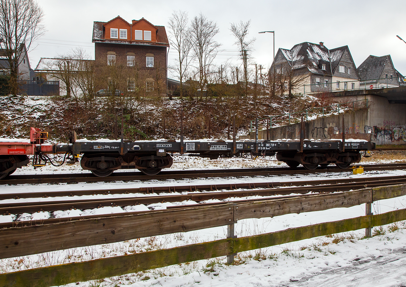 Vierachsiger Drehgestell-Flachwagen mit Drehrungen und Stirnwandklappen, 31 80 3961 739-0 D-DB, Gattung Rmms 664, der DB Cargo AG, am 23.01.2023 leer abgestellt auf dem KSW Rbf Herdorf (Betriebsstätte Freien Grunder Eisenbahn - NE 447).

Der Wagen wurde 1973 von der Waggon Union in Berlin gebaut.

Der Wagen ist für den Transport von Walzwerkerzeugnissen Straßenfahrzeugen einschl. Kettenfahrzeugen, Erzeugnissen der Bauindustrie, usw. geeignet. Die an den Stirnseiten angeordneten Überfahrklappen gestatten abgeklappt das Durchfahren von Gleisbögen mit mindestens 150 m Halbmesser. Die Überfahrklappen liegen im abgeklappten Zustand auf 4 Konsolen auf. In senkrechter Stellung werden sie durch je 2 am Kopfstück angeordneten Fallrungen gehalten. Je Wagenlängsseite sind 6 absenkbare Drehrungen vorhanden. Der Fußboden besteht aus Kiefernbohlen mit den Abmessungen 70 x 180 mm. Er kann eine Radlast von 5,0 t aufnehmen. Im Fußboden sind 6 geteilte, klappbare Ladeschwellen eingebaut. Die Wagen sind mit einer vom Boden aus bedienbaren Feststellbremse ausgerüstet. Die Wagen haben eine Klotzbremse mit stufenlos, selbsttätiger Lastabbremsung.

TECHNISCHE DATEN:
Spurweite: 1.435 mm (Normalspur)
Gattung/Bauart: Rmms 664
Erstes Baujahr: 1968
Anzahl der Achsen: 4 in 2 Drehgestellen
Länge über Puffer: 14.040 mm
Drehzapfenabstand: 9.000 mm
Achsabstand im Drehgestell: 1.800 mm
Ladelänge: 12.644 mm
Ladebreite: 2.904 mm
Ladefläche: 36,0 m²
Fußbodenhöhe über SO: 1.235 mm
Höchstgeschwindigkeit: 100 km/h (beladen) / 120 km/h (leer)
Eigengewicht: 21.200 kg
Maximale Ladegewicht: 58,5 t (ab Streckenklasse C)
Laufraddurchmesser (neu): 920 mm
Kleinster bef. Gleisbogenradius: 35 m
Bauart der Bremse: KE-GP-A max. 56 t (LL)
Bremssohle: IB 116 (C952-1)
Internationale Verwendungsfähigkeit: RIV