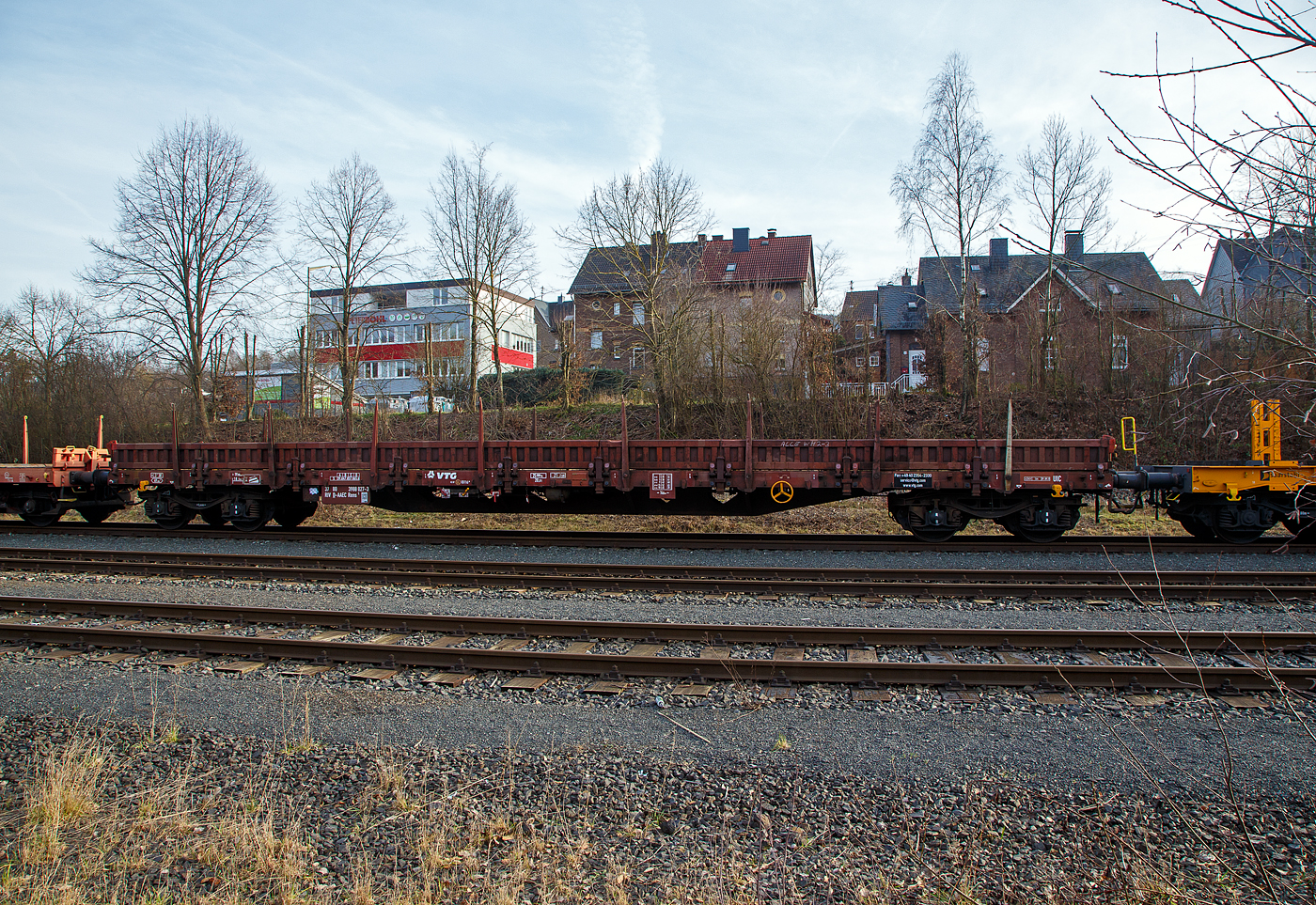 Vierachsiger Drehgestell-Flachwagen, mit Seiten- und Stirnwandklappen und mit Rungen, 37 80 3988 027-3 D-AAEC (ex AAE Cargo AG), der Gattung Rens 1 (VTG-Typ F41.185D), der VTG (Hamburg), abgestellt am 09.02.2023 in Herdorf, im Zugverband auf dem Rbf der KSW.

Der Wagen wurde 1991 von Tatra Vagonka Poprad (heute Tatravagónka a.s. in Poprad/Slowakei) gebaut. Die Wagen entsprechen in allen wesentlichen Merkmalen der UIC-Standardbauart eines Res, die Lastgrenze ist etwas höher, daher aus das zus. „n“.
 
TECHNISCHE DATEN:
Spurweite: 1.435 mm (Normalspur)
Anzahl der Achsen: 4 in 2 Drehgestellen
Länge über Puffer: 19.900 mm
Drehzapfenabstand:  14.860 mm
Achsabstand in den Drehgestellen: 1.800 mm
Eigengewicht: 25.000 kg
Ladelänge x -breite: 18.504 mm x 2.646 mm
Ladefläche: 49,0 m²
Höhe Fußboden: 1.247 mm
Fußbodentyp: Holzfußboden (Lärche, imprägniert), 45 mm 
Maximale Ladegewicht: 65,0 t (ab Streckenklasse D)
Höchstgeschwindigkeit: 100 km/h 
Kleinster befahrbarer Gleisbogenhalbmesser: R 35 m
Bremse: KE-GP (LL)
Bremssohle: IB 116
Feststellbremse: ja
Intern. Verwendungsfähigkeit:  RIV
