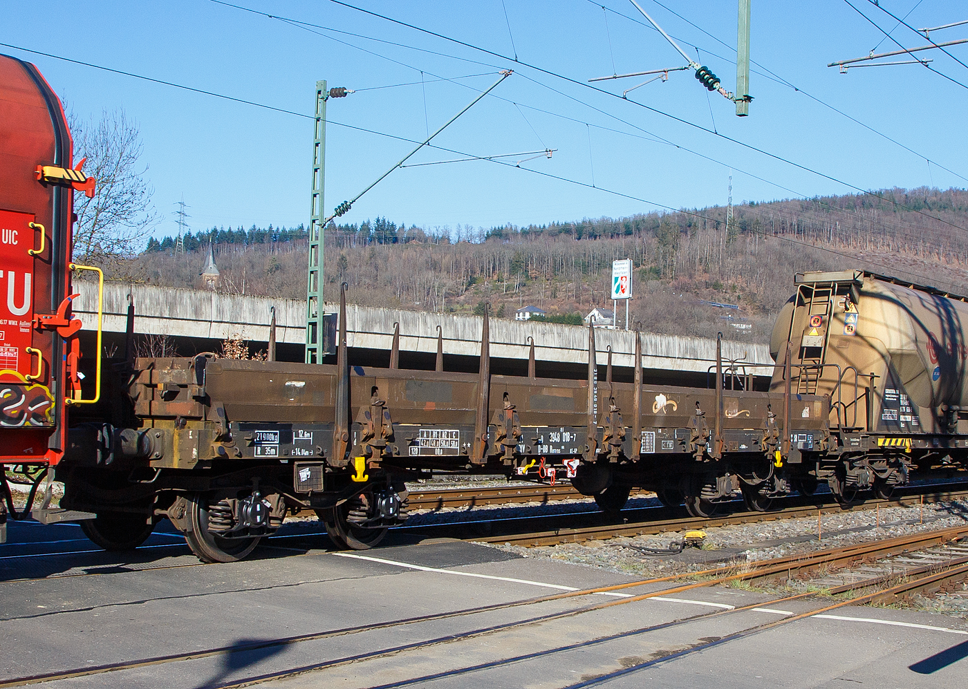 Vierachsiger Drehgestell-Flachwagen mit Seiten- und Stirnwandklappen, sowie mit Drehrungen 31 80 3948 018-7 D-DB der Gattung Remms 665, der DB Cargo AG, im Zugverband am 14.02.2023 bei der Zugdurchfahrt in Niederschelden (Sieg).

Die Wagen haben abklappbare Aluminium-Seitenborde, die durch 10 Fallrungen gesichert werden. Auf Feststellbremsen und die selbsttätige Lastabbremsung wurde bei den Remms 665 verzichtet.

Der Wagen dient mit aufgeklappten Ladeschwellen zur Beförderung von schweren Walzprofilen und anderen sperrigen und schweren Gütern.
Mit eingeklappten Ladeschwellen, also mit ebener Ladefläche, eignet er sich auch für die Beförderung von schweren Kettenfahrzeugen.

Vor den umklappbaren Stirnwandklappen sind je zwei absenkbare Rungen angeordnet. Der Wagen kann mit umgelegten Stirnwandklappen und abgesenkten Rungen gefahren werden. An jeder Längsseite des Wagens sind 6 Drehrungen und im Fußboden insgesamt 12 absenkbare Verzurreinrichtungen angeordnet. Mit heruntergeklappten Seitenwandklappen kann der Wagen nur mit Lademaßüberschreitung befördert werden. Der Fußboden besteht aus Kiefernbohlen mit den Abmessungen 70 x 180 mm. Er kann eine Radlast von 5,0 t aufnehmen. Im Fußboden sind 6 geteilte, klappbare Ladeschwellen eingebaut.

TECHNISCHE DATEN:
Spurweite: 1.435 mm (Normalspur)
Gattung/Bauart: Remms 665 
Erstes Baujahr:1976, dieser 1976 durch MAN Nürnberg
Anzahl der Achsen: 4 in 2 Drehgestellen
Länge über Puffer: 14.040 mm
Drehzapfenabstand: 9.000 mm
Achsabstand in den Drehgestellen: 1.800 mm
Eigengewicht: 21.900 kg
Ladelänge: 12.644 mm
Ladebreite: 2.780 mm
Ladefläche: 36,0 m²
Bordwandhöhe:  520 mm
Rungenhöhe: 1.275 mm
Maximale Ladegewicht: 58,0 t (ab Streckenklasse C)
Höchstgeschwindigkeit: 100 km/h (beladen) / 120 km/h (leer)
Kleinster befahrbarer Gleisbogenhalbmesser: 35 m
Bauart der Bremse: KE-GP (LL)
Bremssohle: IB 116
Art der Lastabbremsung: zweistufig, mechanisch, von Hand umzustellen
Intern. Verwendungsfähigkeit: RIV