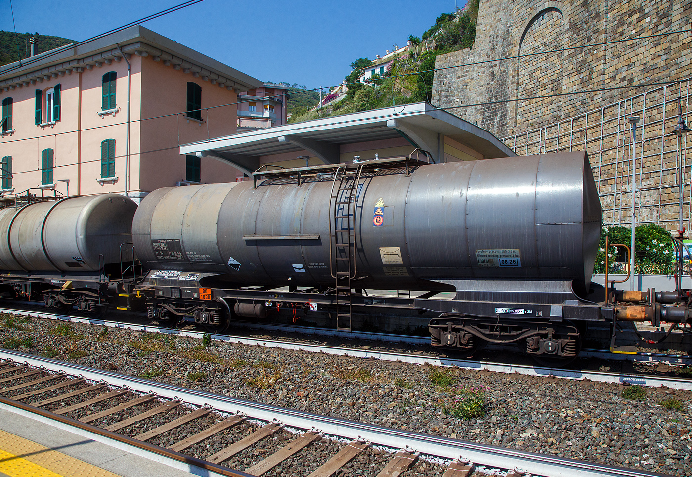 Vierachsiger Drehgestell-Kesselwagen 33 54 7933 051-6 CZ-ATRR, der Gattung Zacens, der ATIR-RAIL, Zugverband am 22.07.2022 bei der Zugdurchfahrt im Bahnhof  Riomaggiore (Cinque Terre an der Italienischen Riviera) in Richtung La Spezia.

Die Gefahrgutkennzeichnung 80/1830 zeigt an es handelt sich beim Ladegut um Schwefelsäure mit mehr als 51 % Säure.

TECHNISCHE DATEN:
Gattung: Zacens (Gattungszahl 7933)
Spurweite: 1.435 mm
Länge über Puffer : 13.140 mm
Höchstgeschwindigkeit: 100 km/h / 120 km/h (leer)
Eigengewicht: 21.450 kg
Nutzlast: 68,5,0 t ab Streckenklasse D3
Gesamtvolumen: 40.670 Liter
Tankcode: L10DH
Bremse: KE-GP (K)
Bremssohle: C 810
Intern. Verwendungsfähigkeit: TEN - GE