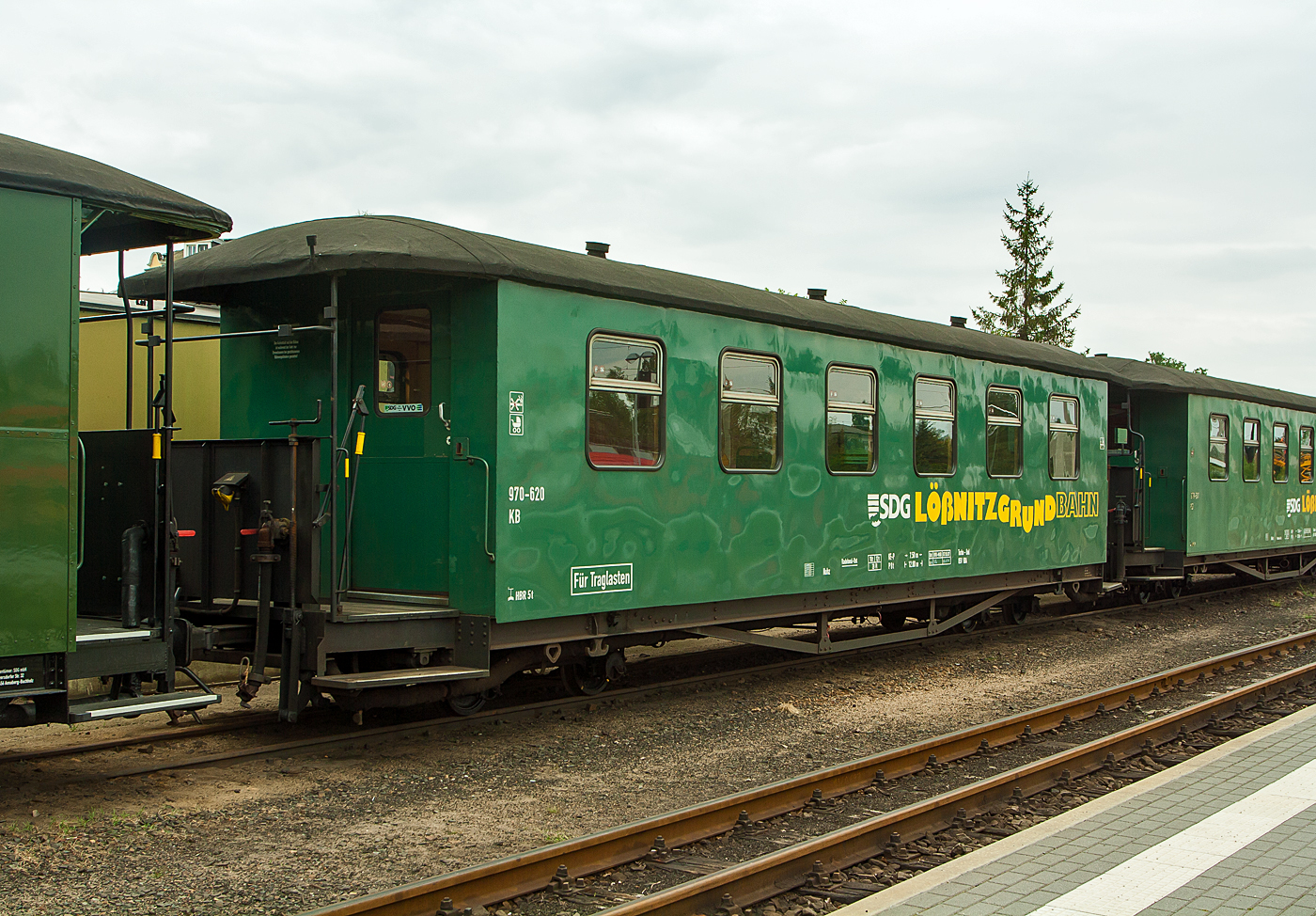 Vierachsiger modernisierter 750 mm-Schmalspur 2.Klasse Personenwagen mit Traglastenabteil, offenen Plattformen und Holzdach, SDG 970-620 (ex DR 970-620), der Gattung KB4, der SDG - Sächsische Dampfeisenbahngesellschaft mbH abgestellt im Zugverband am 27.08.2013 beim Schmalspur-Bahnhof Radebeul Ost (Lößnitzgrundbahn).
Der Wagen wurde 1928 von der Waggonbau Bautzen für die Deutsche Reichsbahn Gesellschaft (DRG) gebaut. Er ist einseitig als Traglastenwagen (für Kinderwagen etc.) modernisiert.

TECHNISCHE DATEN:
Spurweite: 750 mm
Anzahl der Achsen: 4
Länge über Puffer: 12.800 mm
Drehzapfenabstand: 7.500 mm
Eigengewicht: 10 t
Sitzplätze: 29 (in der 2. Klasse)
Bremse: KE-P 
