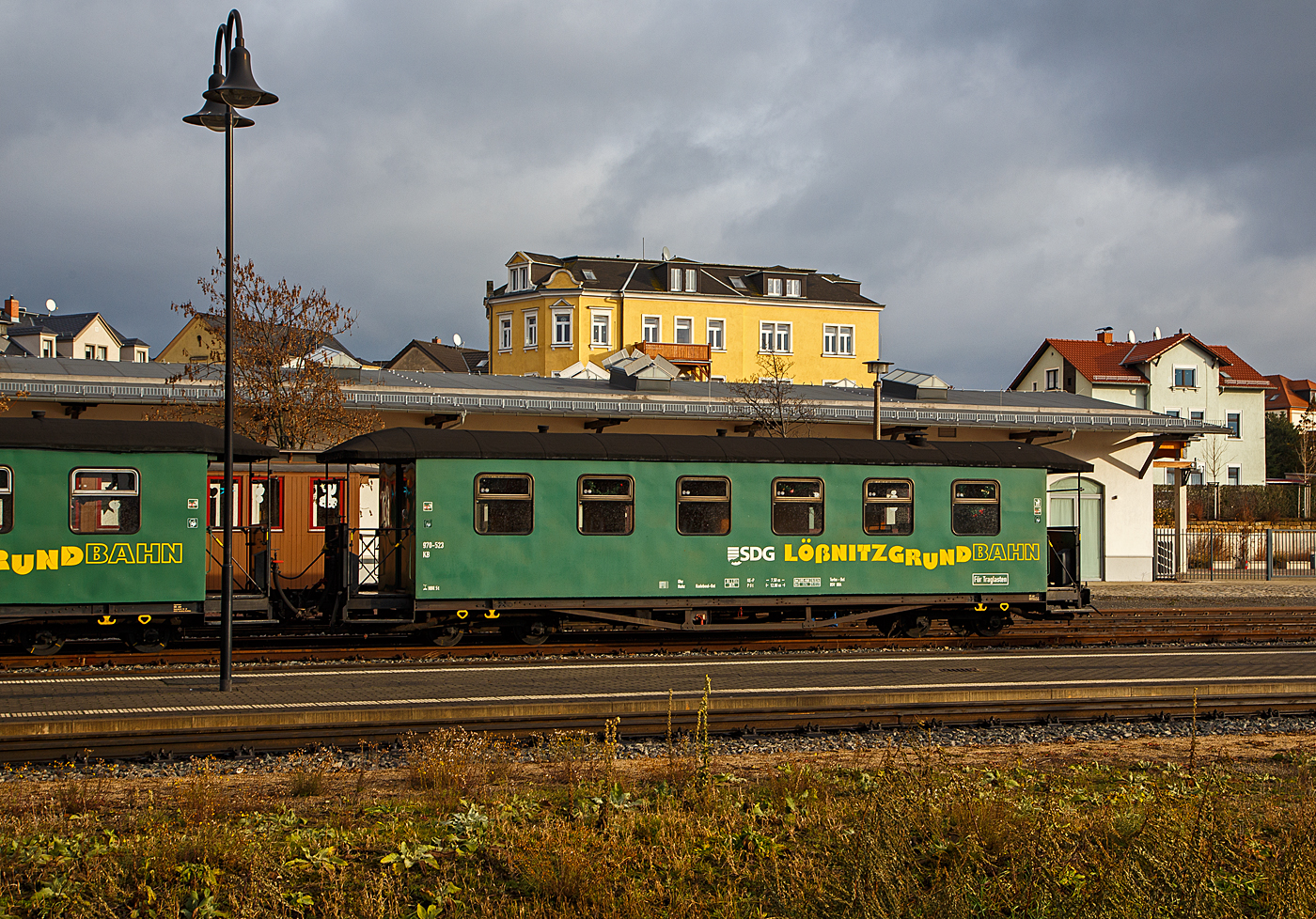 Vierachsiger modernisierter 750 mm-Schmalspur 2.Klasse Personenwagen mit Traglastenabteil, offenen Plattformen und Holzdach, SDG 970-523 (ex DB 970-523, ex DR 970-523), der Gattung KB4 tr, der SDG - Sächsische Dampfeisenbahngesellschaft mbH abgestellt im Zugverband am 07.12.2022 beim Schmalspur-Bahnhof Radebeul Ost (Lößnitzgrundbahn).

Der Wagen wurde 1922 von der Sächsische Waggonfabrik GmbH – Werdau für die Deutsche Reichsbahn Gesellschaft (DRG) gebaut. Er ist einseitig als Traglastenwagen (für Kinderwagen etc.). Diese in den zwanziger Jahren gefertigten Wagen, haben gegenüber den Erstserien nun blechbeplankte Außenwände. Auch hielten Dampfheizung und Saugluftbremse Einzug. Die bei der Deutschen Reichsbahn verbliebenen Wagen wurden teilweise umgebaut und technisch angepasst. Ende der siebziger Jahre wurde ein Teil der Wagen modernisiert. Diese erhielten dabei ein völlig geändertes äußeres Erscheinungsbild. Mehrere dieser Traglastenwagen sind heute noch bei verschiedenen sächsischen Schmalspurbahnen und Museumsbahnen im Einsatz.

Die älteren Nummern der Deutsche Reichsbahn (1950 - 1958) 7.xxxx, der Deutsche Reichsbahn Gesellschaft / DR (1927 - 1950) K 3xx, sowie der Königlich Sächsische Staatseisenbahnen (1913 – 1927) xxx K, sind mir leider unbekannt.

TECHNISCHE DATEN:
Spurweite: 750 mm
Anzahl der Achsen: 4
Länge über Puffer: 12.800 mm
Drehzapfenabstand: 7.500 mm
Eigengewicht: 9 t
Sitzplätze: 29 (in der 2. Klasse)
Bremse: KE-P 
