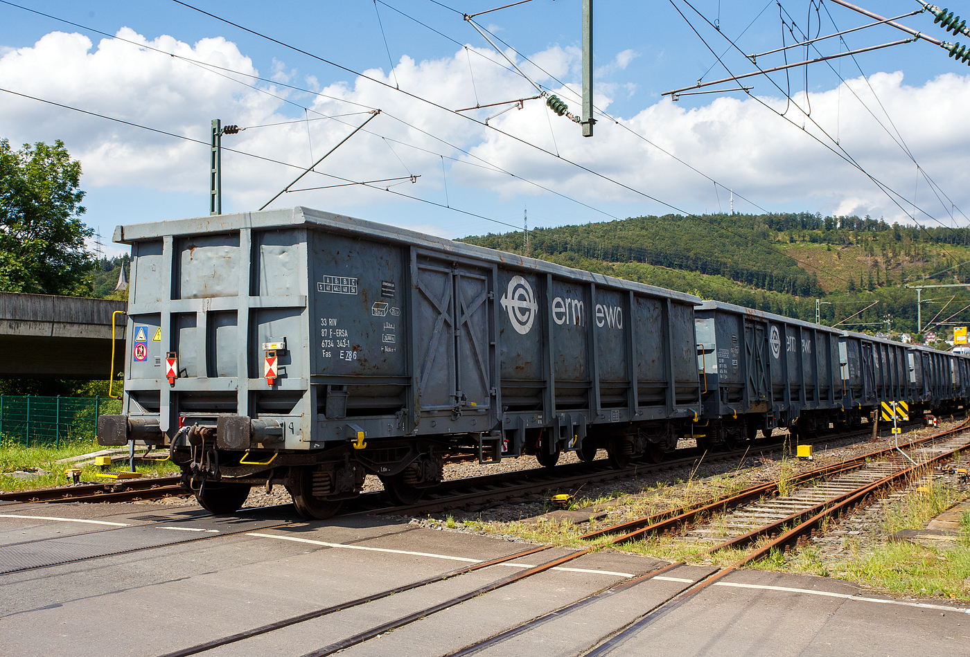 Vierachsiger offener Güterwagen E 78 in Sonderbauart, 33 87 6734 343-1 F-ERSA, der Gattung Fas E78 6, der französischen Vermietungsfirma ERMEWA SA, am 22 Juli 2024 im Zugverband bei einer Zugdurchfahrt in Niederschelden.

Die Gattung Fas ist eine Weiterentwicklung der Gattung Eaos (Offene Güterwagen in Regelbauart) mit verstärktem Wagenkasten und Bodenblech. Die Wagen besitzen einen Fußboden aus 12 mm dicken Stahlblech und haben einen durchgehenden Obergurt, zudem sind Bindemöglichkeiten für Wagendecken vorhanden. Dioe Wagen sind speziell für den Transport von Stahlschrott, Holzhackschnitzel, Schüttgüter mit Körnung grösser 20 mm konzipiert. Die Be-, und Entladung vom Ladegut kann auf üblicher Art und Weise (Elektromagnet, Greifer, et.) durchgeführt werden.

Bedeutung der Gattungs- und Kennbuchstaben:
F = Offener Wagen in Sonderbauart
a = Mit 4 Radsätzen
s = Höchstgeschwindigkeit 100 km/h (beladen nach Lastgrenzraster)

TECHNISCHE DATEN der Fas:
Spurweite: 1.435 mm (Normalspur)
Anzahl der Achsen: 4 (in 2 Drehgestellen)
Länge über Puffer: 14.040 mm
Drehzapfenabstand: 9.000 mm
Achsabstand im Drehgestell: 1.800 mm
Drehgestellbauart: Y25 Csm (SIG)
Laufraddurchmesser: 920 mm (neu)
Ladefläche: 35,3 m²
Laderaum:  73,8 m³
Ladelänge: 12.800 mm
Türöffnung (1 je Längsseite): 1.800 x 1.800 mm
Eigengewicht: 24.000 kg 
Höchstgeschwindigkeit: 100 km/h (beladen gem. Lastgrenzraster) / 120 km/h (leer)
Max. Ladegewichte: 56,0 t ab Streckenklasse C
Kleinster bef. Gleisbogenradius: 50 m
Bremse: Frein O ou (oder) Ch-Gp (LL)
Bremssohle: IB 116
Handbremse: teilweise
Intern. Verwendungsfähigkeit: RIV
