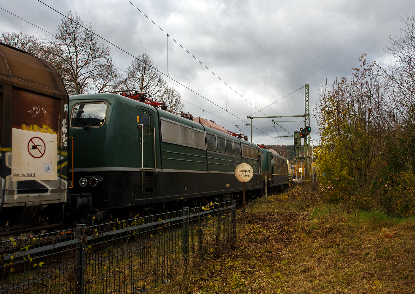 Vor dem sogenannten  Henkelzug  (Langenfeld/Rhld. nach Gunzenhausen) gleich drei Loks der BR 151 der BayernBahn GmbH (Nördlingen). Geführt von der 151 073-4 (91 80 6151 073-4 D-BYB) in ozeanblau/beige, dahinter die beiden kalten, jeweils in der ursprünglichen Farbgebung chromoxidgrün, 151 038-7 (91 80 6151 038-7 D-BYB) und die 151 016-3 (91 80 6151 016-3 D-BYB). 

Die BayernBahn ist übrigens eine Tochtergesellschaft des Bayerischen Eisenbahnmuseums e.V.. Sie besitzt z.Z. 6 dieser mit 5.982 kW leistungsstarken und bis zu 120 km/h schnellen Maschinen der Baureihe 151. Wenn ich hier die Lok in „chromoxidgrün“ sehe, dann fühle ich mich gleich in meine Kindheit zurückversetz. Oft konnte ich sie am Bahnübergang durchfahren sehen. 

Die Lebensläufe der Loks:
Die 151 073-4 wurde 1974 von Henschel in Kassel unter der Fabriknummer 31816 gebaut und in der Farbgebung ozeanblau/beige an die Deutsche Bundesbahn ausgeliefert. Zum 01.01.2017 wurden je 100 sechsachsige elektrische Altbau-Lokomotiven der Baureihen 151 und 155 an den Lokvermieter Railpool verkauft, so auch diese. 2019 wurde die 151er an die BayernBahn GmbH in Nördlingen verkauft. 

Die 151 038-7 wurde 1974 von der Krauss-Maffei AG in München-Allach unter der Fabriknummer 19657 gebaut und in der Farbgebung chromoxidgrün an die Deutsche Bundesbahn ausgeliefert. Von 2012 bis 2018 war sie bei der DB Tochter RBH Logistics GmbH (Gladbeck) dort war sie als RBH 261 (91 80 6151 038-7 D-RBH) unterwegs. Ende 2018 wurde sie an die BayernBahn GmbH in Nördlingen verkauft.

Die 151 016-3 wurde 1973 von der Friedrich Krupp AG in Essen unter der Fabriknummer 5258 gebaut und in der Farbgebung chromoxidgrün an die Deutsche Bundesbahn ausgeliefert. Auch sie wurde zum 01.01.2017 an die Railpool verkauft, im März 2019 wurde sie an die BayernBahn GmbH in Nördlingen verkauft.