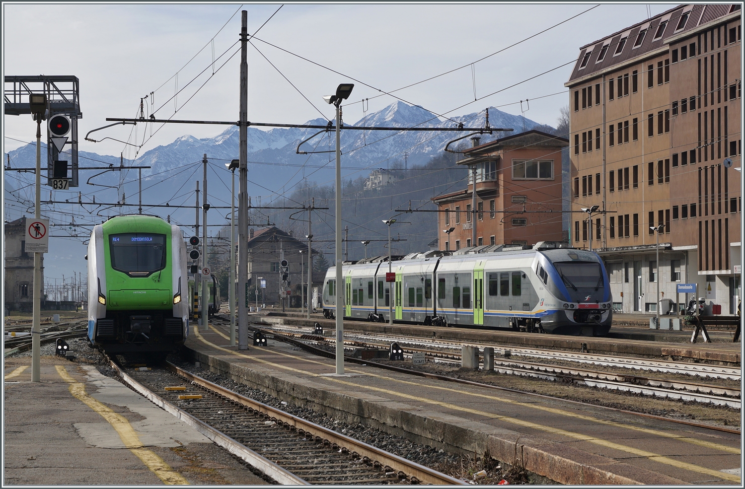 Während auf Gleis 5 in Domodossola ein Trenord ETR 421 von Milano ankommt, steht auf dem Troco ein Trenitalia ME 501  Minuetto  der um 12:45 nach Novara fahren wird.

2. Feb. 2024