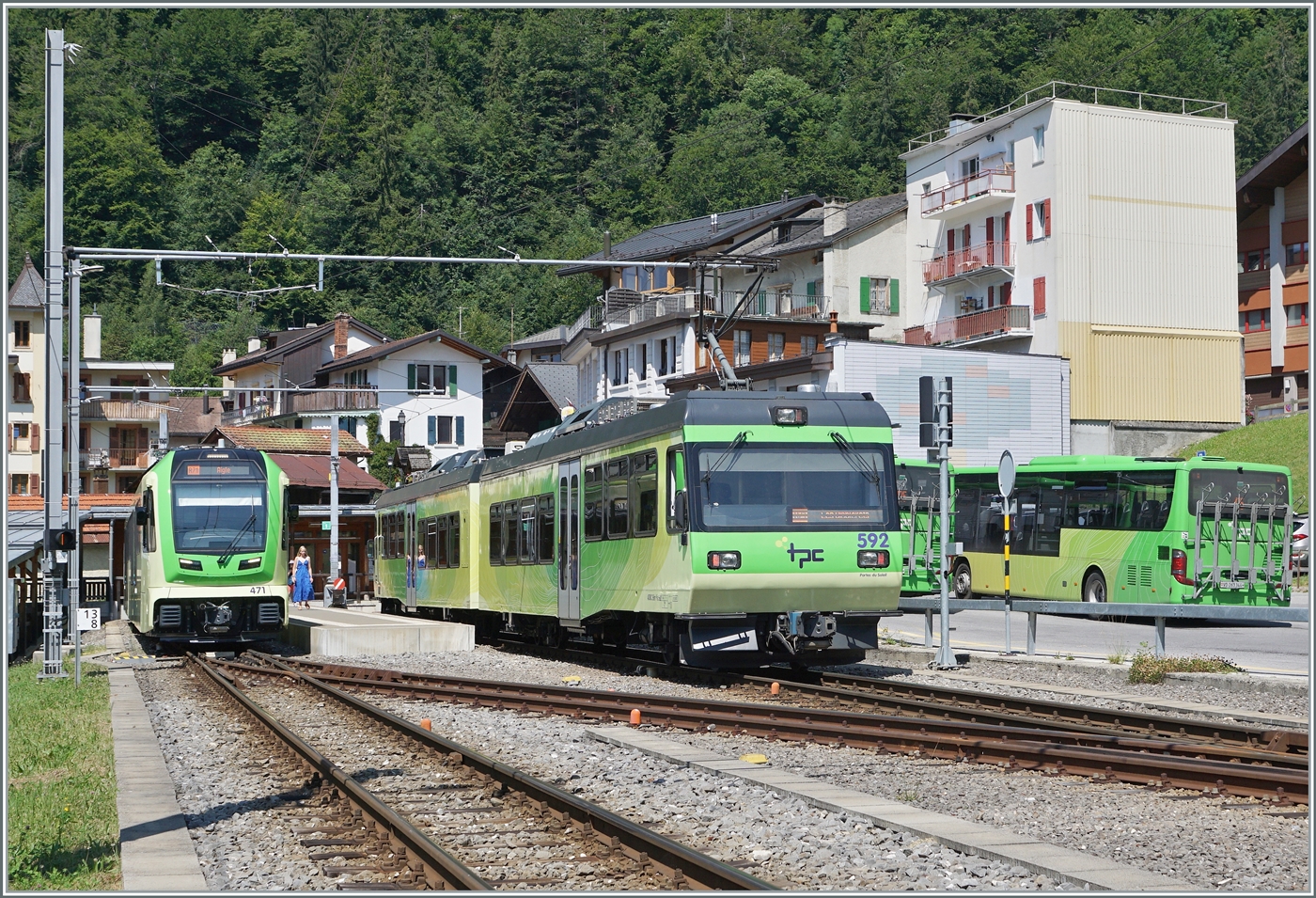 Während der neue TPC ABe 4/8 471 in Le Sépey auf die Abfahrt nach Les Diablerets wartet, erreicht der TPC Beh 4/8 592 als Gegenzug auf dem Weg nach Les Diablerets den kleinen Kopfbahnhof.

27. Juli 2024 

