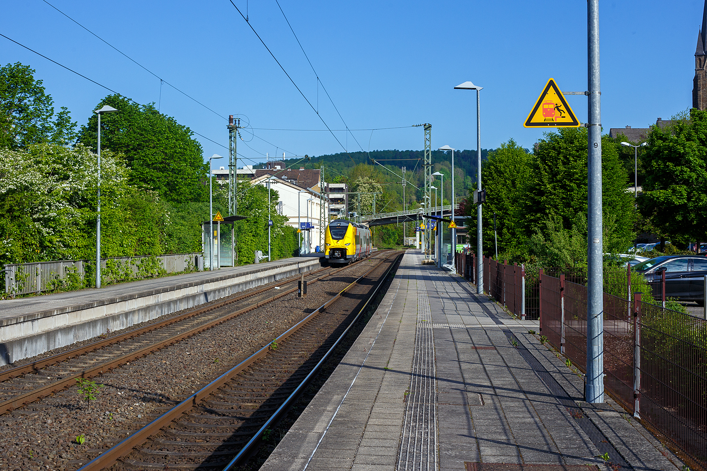 Was kommt den da, einer der drei neuen zweiteiligen Hybridtriebzüge (E/Akku) der BR 563 vom Typ SIEMENS Mireo Plus B der HLB (Hessische Landesbahn GmbH). Der HLB 563 802 / 563 902 (94 80 0563 802-8 D-HEB / 94 80 0563 902-6 D-HEB) fährt am 02 Mai 2025 auf Leerfahrt durch den Bahnhof Kirchen/Sieg in Richtung Betzdorf. Der Triebzug fährt hier sogar im Batteriemodus, denn es kein Stromabnehmer angehoben.  

Der zweiteilige SIEMENS Mireo Plus B wurden 2024/25 von SIEMENS in Krefeld gebaut und im April 2025 an die HLB ausgeliefert.
