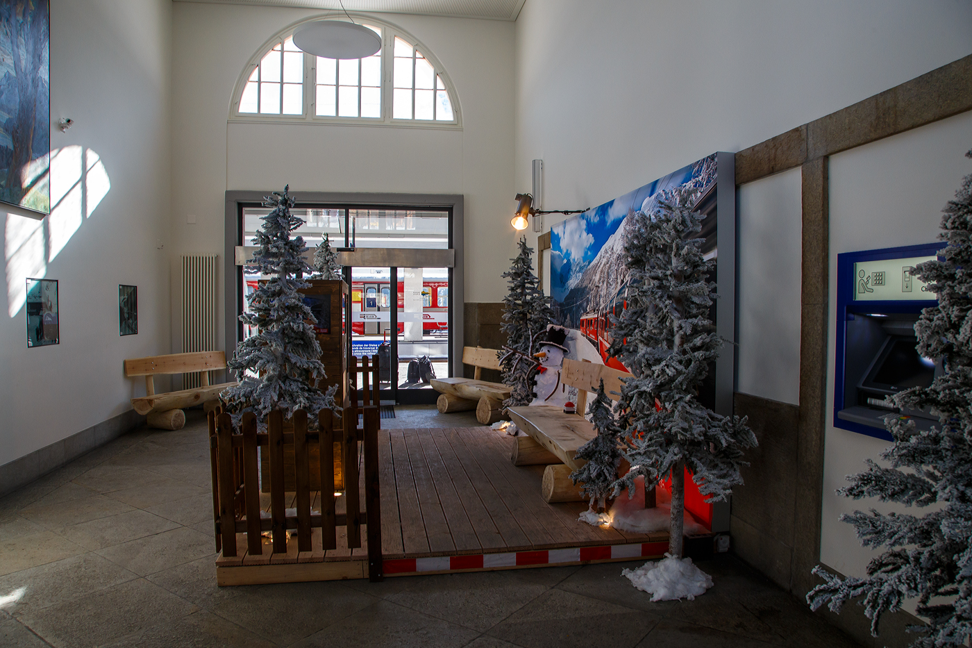 Winterlich geschm�ckt ist im Empfangsgeb�ude vom RhB Bahnhof St. Moritz, hier am 20 Februar 2017.
