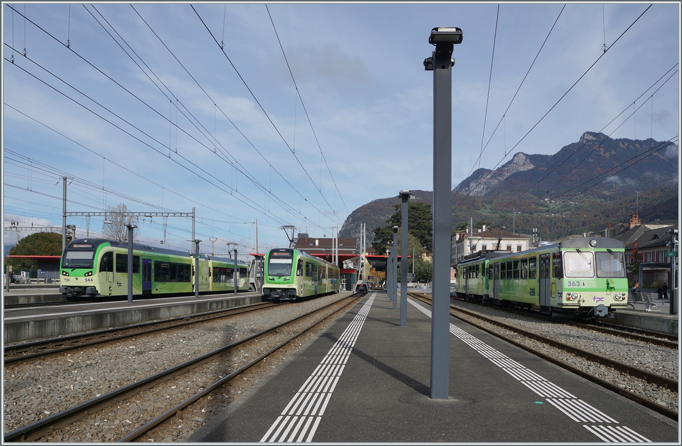 Wo früher rote, blaue und braune Züge auf ihre Fahrgäste gewartet haben stehen nun TPC Züge in ihrer Einheitslackierung, die zugegebenermassen recht gut gefällt. 
Es sind in Aigle zu sehen: der TPC AOMC/ASD Be 2/6 544, der TPC ASD ABe 4/8 471 und ein A-L Regionalzug mit dem Steuerwagen Bt 363.


20. Okt. 2024
