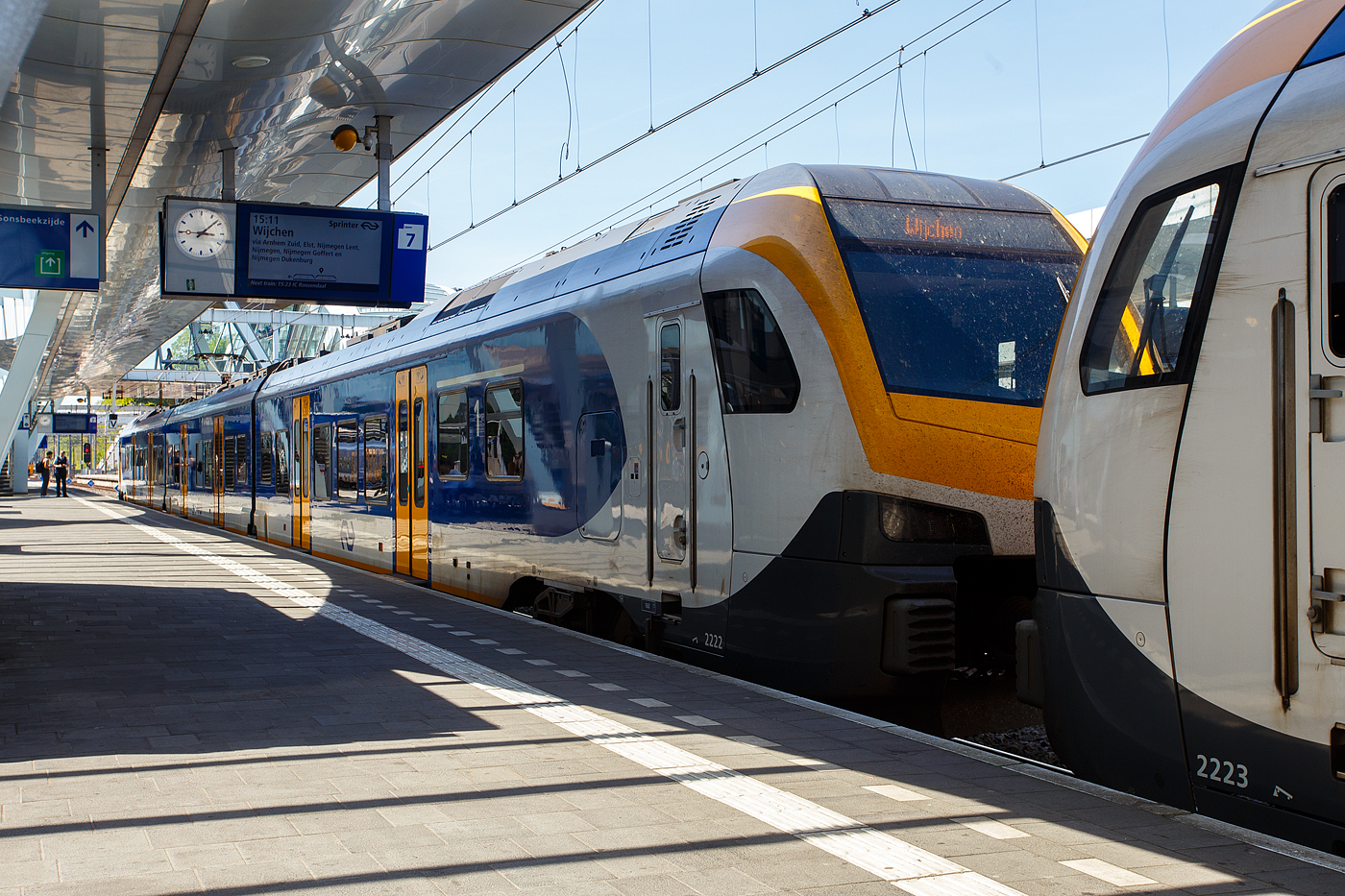Zwei gekuppelte dreiteilige NS Stadler FLIRT³ (Triebzug 2222 und 2223) der Nederlandse Spoorwegen N.V. (Niederländische Eisenbahnen AG), stehen am 29 April 2025, als Sprinter via Nijmegen (Nimwegen) nach Wijchen, zur Abfahrt im Bahnhof Arnhem Centraal (Arnheim Hbf) bereit. 

Der NS FLIRT ist ein elektrischer Niederflurtriebzug der Niederländischen Eisenbahnen. Der interne Projektname bei NS war Flirt Fast Forward oder FFF, weshalb dieser Spitzname auch verwendet wird. Die Züge wurden vom Schweizer Zughersteller Stadler Rail gebaut und basieren auf der FLIRT3-Plattform des Unternehmens. Die Züge sollen vor allem den Mangel an Ausrüstung und das Wachstum der Fahrgastzahlen auf dem Hauptschienennetz kompensieren.

Der FLIRT (Abkürzung für Flinker Leichter Innovativer Regionaltriebzug) ist vom Stadler GTW abgeleitet, mit dem Hauptunterschied, dass sich die Antriebseinheiten beim FLIRT hinter den Führerständen befinden (statt in einem separaten Triebkopf). Dieser Zugtyp zeichnet sich durch Licht und Platz im Innenraum aus, der durch die Verwendung von Jakobsdrehgestellen in Kombination mit breiten, offenen Wagenkastenübergängen und einem niedrigen Boden entsteht. Der niedrige Boden in Kombination mit einer ausfahrbaren Trittstufe macht den Zug für Menschen mit körperlichen Einschränkungen leichter zugänglich. Das geringe Gewicht des Triebzuges in Kombination mit einem hohen Anfahrdrehmoment macht ihn ideal geeignet für Zugverkehre mit vielen Haltestellen und kurzen Haltezeiten. Die Züge werden daher von der NS als Sprinter eingesetzt.

Die Niederländische Eisenbahngesellschaft NS hat im April 2015 bei Stadler 58 drei- und vierteilige Niederflurtriebzüge des Typs FLIRT bestellt, es sich um 33 dreiteilige und 25 vierteilige Triebzüge. Die Züge werden durch NS Reizigers betrieben, verkehren auf regionalen Strecken und sind für eine Geschwindigkeit von 160 km/h ausgelegt. Der FLIRT der neusten Generation erfüllt die technischen Spezifikationen für Interoperabilität TSI, insbesondere die Standards für Crashanforderungen nach EN 15227. Die luftgefederten Züge überzeugen mit hohem Komfort: 158 bis 214 Fahrgäste (je nach Zuglänge) finden einen einladenden Sitzplatz in klimatisierten, farbenfrohen Innenräumen. Für die Unterbringung von Fahrrädern, Kinderwagen oder Rollstühlen ist gesorgt. Highlight: Der Roll-In der ersten Züge am 13. April 2016 in Maastricht – nur ein Jahr nach der Bestellung – unterstreicht die hohe Leistungsfähigkeit von Stadler.

Da die SNG - Sprinter Nieuwe Generatie, die CAF Civity Triebzüge erst 2018 in Betrieb gehen würden, aber bereits ab Januar 2017, aufgrund der Ausweitung des ÖPNV-Studentenausweises, die NS mit einem starken Anstieg der Fahrgastzahlen konfrontiert war, benötigte die NS schnell zusätzliche Triebzüge. So erteilte die NS gleichzeitig beim Schweizer Hersteller Stadler Rail eine Eilbestellung über 58 FLIRT-Züge, die ab 2016 ausgeliefert wurden. Der Vertrag für diesen Auftrag wurde am 23. April 2015 unterzeichnet.

Der Aluminiumaufbau der Triebzüge wurde im Stadler-Werk in Szolnok (Ungarn) gebaut und anschließend zur Fertigstellung in das polnische Stadler-Werk in Siedlce gebracht. Die ersten drei Züge wurden am 29. März 2016 für die erforderlichen Umwelt- und Transportinspektions- und Zulassungsfahrten in den Niederlanden nach Maastricht überführt. Die Auslieferung der insgesamt 58 bestellten FLIRTs an die NS wurde am 4. September 2017 abgeschlossen.

Technik:
Die FLIRT-Triebzüge bestehen aus drei oder vier Wagen, die an den Wagenübergängen auf Jakobsdrehgestellen montiert sind. Durch den Einsatz eines Jacobs-Drehgestells ist der Wagenkastenübergang kurz und breit, was für ein hohes Maß an Transparenz sorgt. Daher verfügen diese Züge über breite Wagenkastenübergänge und einen Niederflurbereich. Die Triebzüge haben eine Länge von 63,2 m als dreiteilige Einheit bzw. 80,7 m als vierteilige Einheit, eine Breite von 2,820 m und eine Höhe von 4,120 m. Die Wagenkästen sind kürzer als üblich. Niederflurbereich beträgt über 90 %, die Bodenhöhe im Niederflurbereich beträgt 780 mm. Die Züge haben je Längsseite 6 (dreiteilig) bzw. 8 (vierteilig) 1.300 mm breite Doppeltüren (2 Einstiegstüren pro Wagenkastenseite). Die Wagenkästen sind in Aluminium-Leichtbauweise gemäß den neuesten Standards in Bezug auf Kollisionssicherheit (EN 15227) und Festigkeit (EN 12663). Die Züge laufen auf luftgefederte Trieb- und Laufdrehgestelle, die Laufdrehgestelle sind als Jacobs-Drehgestelle ausgeführt. Durch die Vielfachsteuerung sind bis zu drei Fahrzeuge kuppelbar. Die Sets verfügen über ATB-EG und sind für die Installation von ERTMS vorbereitet. Die Züge haben eine Höchstgeschwindigkeit von 160 km/h.

Die dreiteiligen Zuggarnituren verfügen über 32 Sitzplätze der 1. Klasse und 114 Sitzplätze der 2. Klasse, zudem 12 Klappsitze. Die dreiteiligen Triebzüge tragen die Nummern 2201 – 2233. Die vierteiligen Züge verfügen über 32 Plätze der ersten Klasse und 170 Plätze der zweiten Klasse, zudem 12 Klappsitze. Die vierteiligen Triebzüge tragen die Nummern 2501 – 2525.

Interieur:
Im Inneren gibt es keine Quer-/Stirnwände oder Zwischentüren, lediglich die erste und zweite Klasse sind durch Glastüren und Zwischenwände getrennt. Reisende haben Zugang zu USB-Ladestationen zum Aufladen mobiler Geräte, Steckdosen und einem kostenlosen WLAN-Netzwerk. Darüber hinaus sind die Züge mit Niederflur, Schiebetritten und einer rollstuhlgerechten Toilette ausgestattet, um Menschen mit körperlicher Behinderung das Reisen zu erleichtern. Diese Toilette verfügt über eine klappbare Ablage zum Windelwechseln. Die Züge verfügen über Abteile erster und zweiter Klasse, einen Mehrzweckbereich mit Abstellraum für Fahrräder und Kinderwagen. Der Innenraum ist mit Werken vom niederländischen Maler Piet Mondrians gestaltet. Die Innenreinrichtung (Sitze) sind vom tschechischen Unternehmen BORCAD cz a.s. Wie bei der NS üblich, ist die Innenreinrichtung rot für die 1. Klasse und blau für die 2. Klasse. Die Führerstände sind unter anderem mit einer auf die Strecke gerichteten Kamera ausgestattet. 

Außenfarbwechsel:
Die Stadler FLIRT wurden alle mit einer Front in dunkelblau/weiß ausgeliefert. Während diese Färbung den europäischen Standards entsprach, machte die Kombination aus der dunklen Farbe und dem großen Fenster es schwierig, den Zug von Bahnübergängen aus zu sehen. Der Mangel an Sichtbarkeit war die Hauptursache für eine Kollision zwischen einem Traktor und einem SNG an einem unbesicherten Bahnübergang im Mai 2020, bei dem der Lokführer getötet wurde. Die NS beschloss, die Farbe der Fronten von Triebzügen in Gelb zu ändern, die ersten Änderungen wurden bei den SNG-Triebzügen vorgenommen, wo teils noch die Restlieferung CAF anstand. So war diese bei den SNG bis August 2022 nahezu abgeschlossen. So wurde 2023 eine ähnliche Änderung an den FLIRT-Züge vorgenommen. Im Februar 2023 wurde die Garnitur 2206 mit gelben Fronten in Betrieb genommen. Ab 2024 werden alle 3er-Sets mit einer gelben Front ausgestattet.

TECHNISCHE DATEN:
Gebaute Anzahl: 58 (davon 33 dreiteilige ET und 25 vierteilige ET)
Nummerierung: 2201-2233 (dreiteilige ET) / 2501-2525 (vierteilige ET)
Hersteller: Stadler Rail
Baujahre: 2016 und 2017
Spurweite: 	1.435 mm (Normalspur)
Achsfolge: Bo'2'2'Bo' (8 Achsen) / Bo'2'2'2'Bo' (10 Achsen)
Länge über Kupplung: 63.200 mm / 80.700 mm
Fahrzeugbreite: 2.820 mm
Fahrzeughöhe: 4.120 mm
Achsabstand im Triebdrehgestell: 2.500 mm
Achsabstand im Laufdrehgestell: 2.700 mm
Treibraddurchmesser: 920 mm (neu)
Laufraddurchmesser: 760 mm (neu)
Leergewicht: 
Höchstgeschwindigkeit: 160 km/h (Planmäßig 140 km/h)
Sitzplätze: 32 in 1. Klasse, 114 bzw. 170 der 2. Klasse, sowie 12 Klappsitze
Bodenhöhe: Niederflur 780 mm (90%), Hochflur 1.180 mm
Türbreite: 1.300 mm
Türen je Längsseite: 6 / 8
Leistung am Rad: 3.000 kW
Anfahrzugkraft: 200 kN
Anzahl der Traktionsmotoren: 4 
Übersetzung: 1 : 5,347
Stromsystem: 1,5 kV Gleichstrom
Kupplung: Scharfenberg
