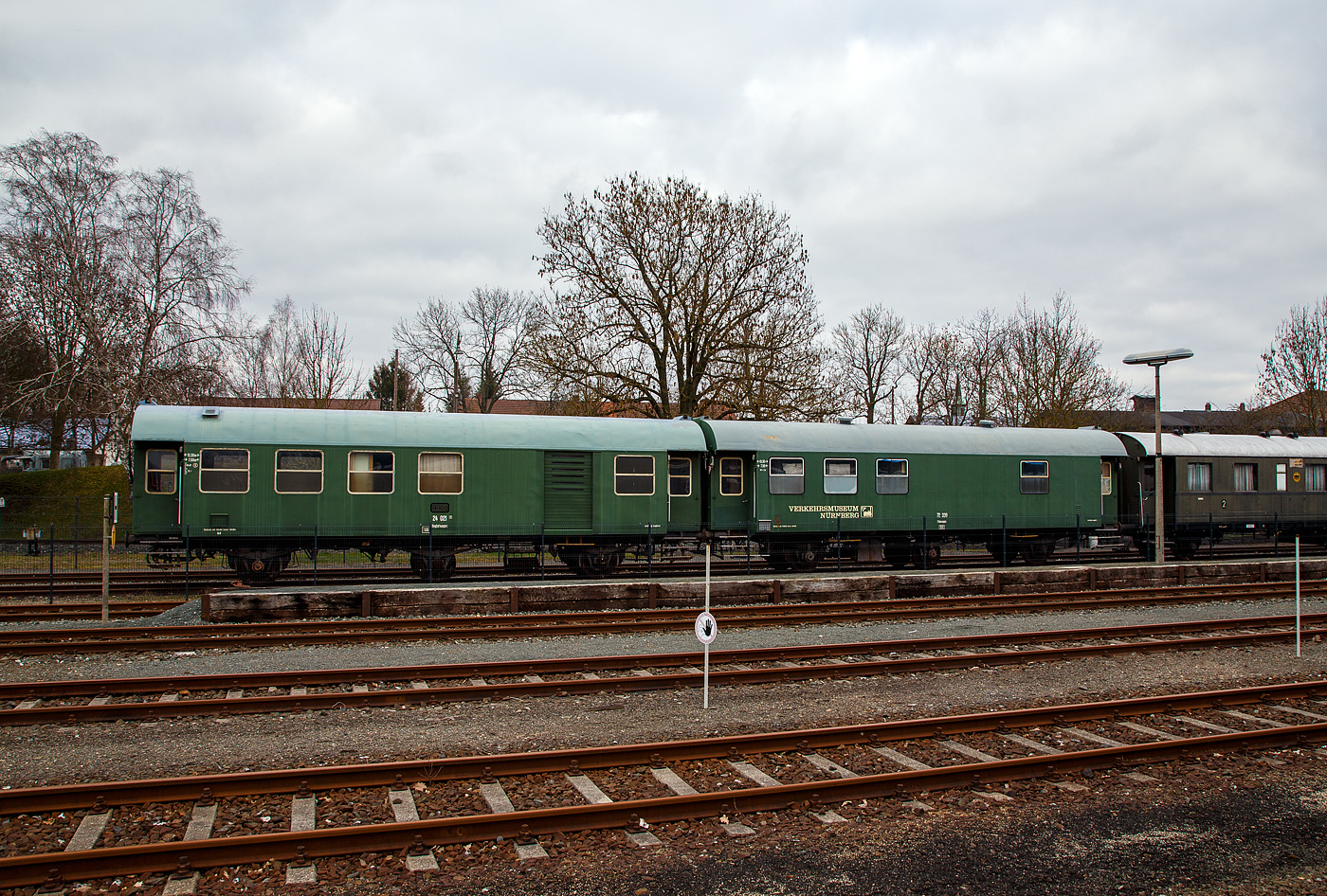 Zwei kurzgekuppelte dreiachsige ex DB Umbauwagen am 26.03.2016 im DDM - Deutschen Dampflokomotiv-Museum in Neuenmarkt-Wirsberg, links der Begleitwagen 24 021 (ex Han 64042) und rechts der Filmwagen 72 339 (ex Stn 32527). 

Ein Wagen hat jeweils eine Länge über Puffer von 13.300 mm und einen 
Achsabstand von 7.500 mm (2x 3.750 mm), die Höchstgeschwindigkeit betrug 100 km/h.