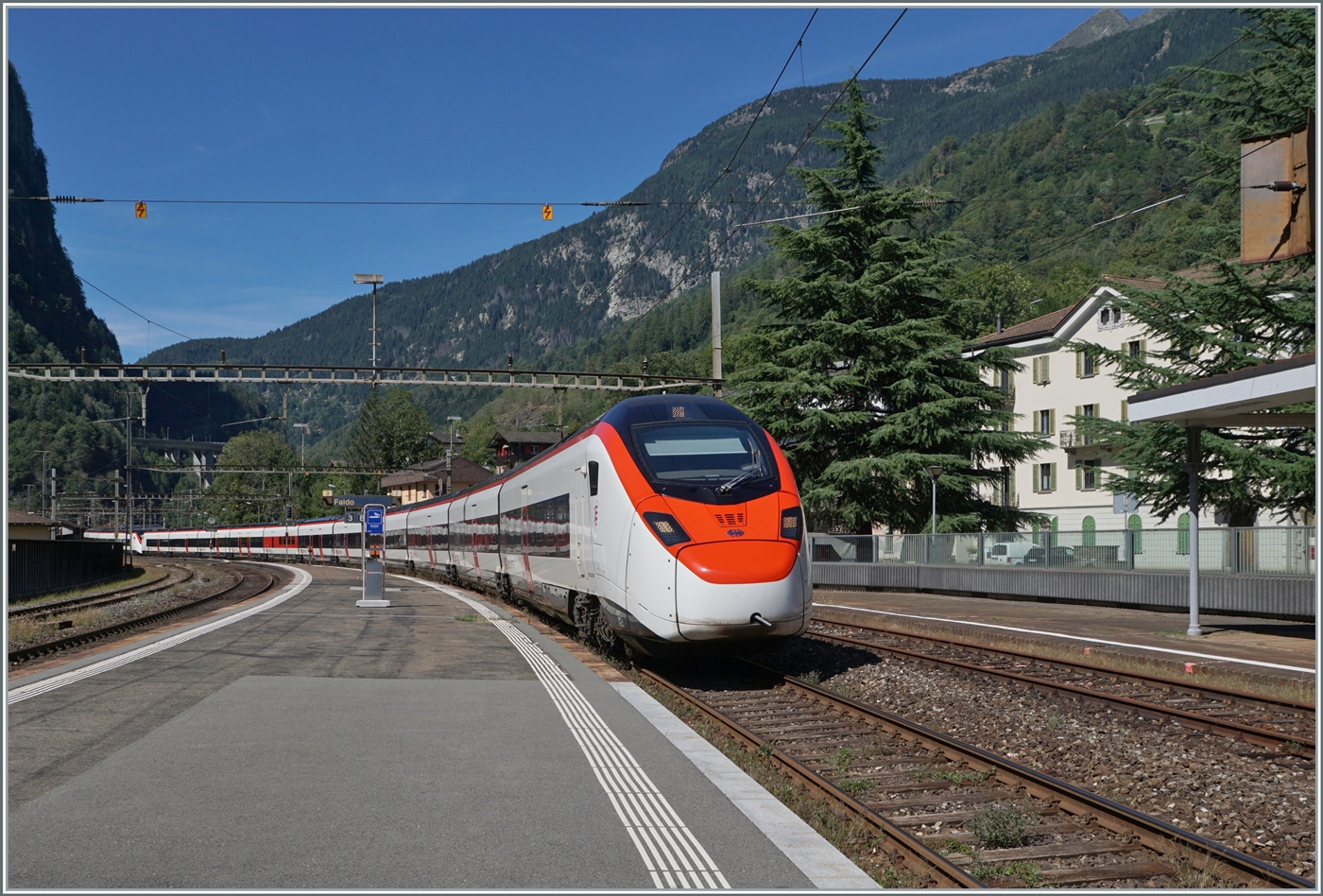 Zwei SBB GIRUNO RABe 501 sind in Faido auf dem Weg in den Süden. Auf den ersten Blick zeig sich der Bahnhof von Faido wie vor der Inbetriebnahme des GTB, doch bei genauerem Hinsehen (und wohl auf dem Foto kaum ersichtlich) sind die Gleise 1 und 4 nicht mehr in Betrieb, die Weichen sind verschraubt und die Fahrleitung geerdet. 

4. Sept. 2023